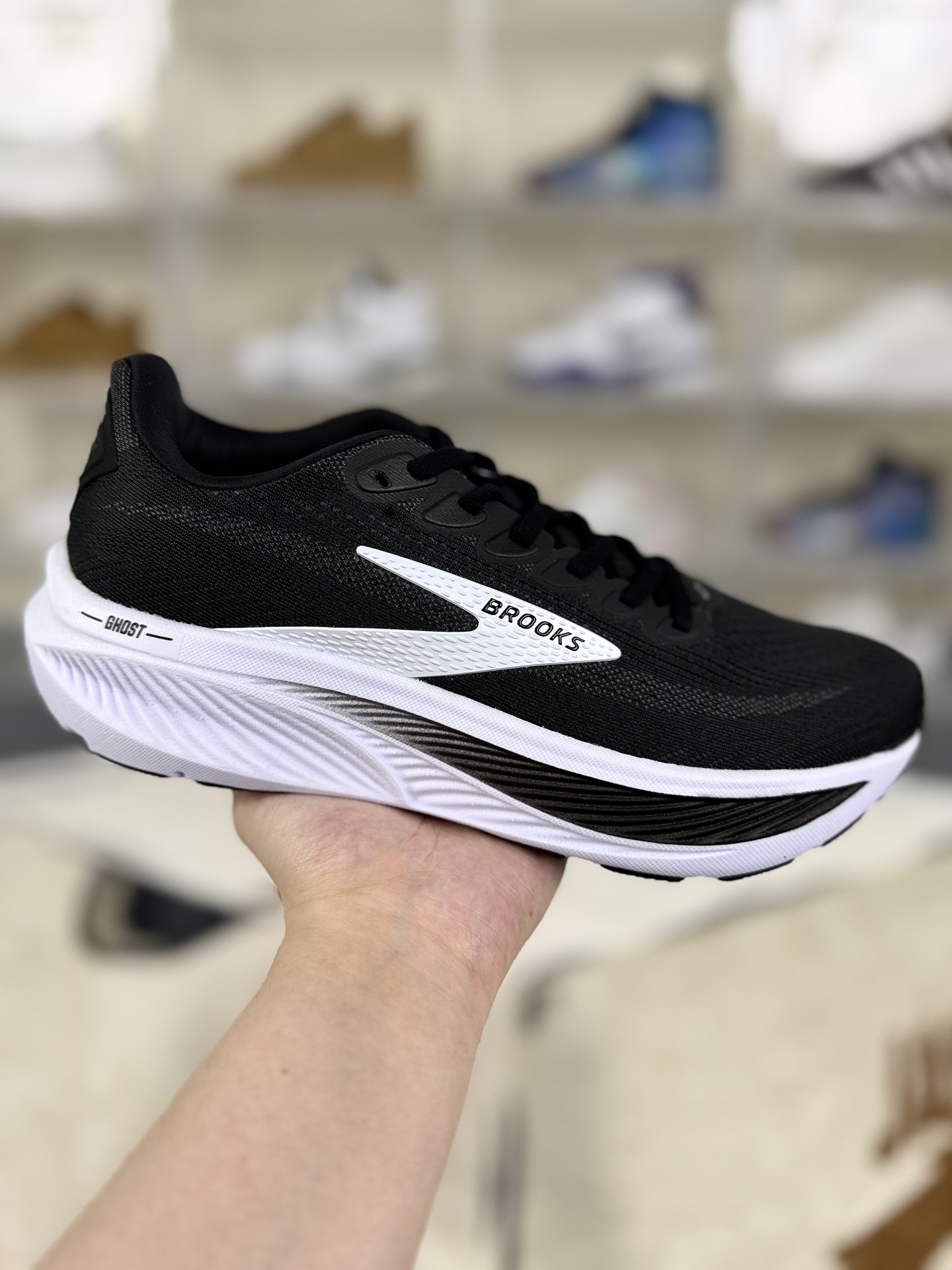 本地💰180
▪️原装渠道订单
Brooks布鲁克斯 Ghost 17 时尚舒适耐磨轻便 低帮 休闲跑步鞋 男款 黑白
▪️尺码:40-46(40 40.5 41 42 42.5 43 44 44.5 45 46)
▪️货号:110442-1B-090/110442-1D-090
▪️Brooks Ghost 17是一款备受关注的缓震跑鞋。Ghost系列以“刚刚好”的哲学著称,兼顾缓震、稳定与耐用性,适合初阶跑者日常训练及进阶跑者长距离拉练,被称为“万金油”跑鞋。采用DNA Loft V3中底材料,前掌增厚3mm、后跟增厚1mm,能量回馈与缓震效率提升,兼具回弹与支撑,后跟冲击吸收效果显著。中底坡差10mm,配合精准弯折凹槽,优化步态过渡,减少能量损耗。双层工程网布鞋面,外层高密度提花透气网眼,内层热压弹性支撑框架,提升包裹性与透气性。加厚记忆海绵鞋舌与后跟泡棉,实现松紧自适应,避免滑动。采用橡胶和再生二氧化硅混合的RoadTack橡胶大底,抓地力强,耐磨性佳,湿滑路面表现优异,同时减轻重量。适合日常慢跑、恢复训练、长距离拉练及马拉松备赛,兼顾运动与日常通勤,一鞋多用。