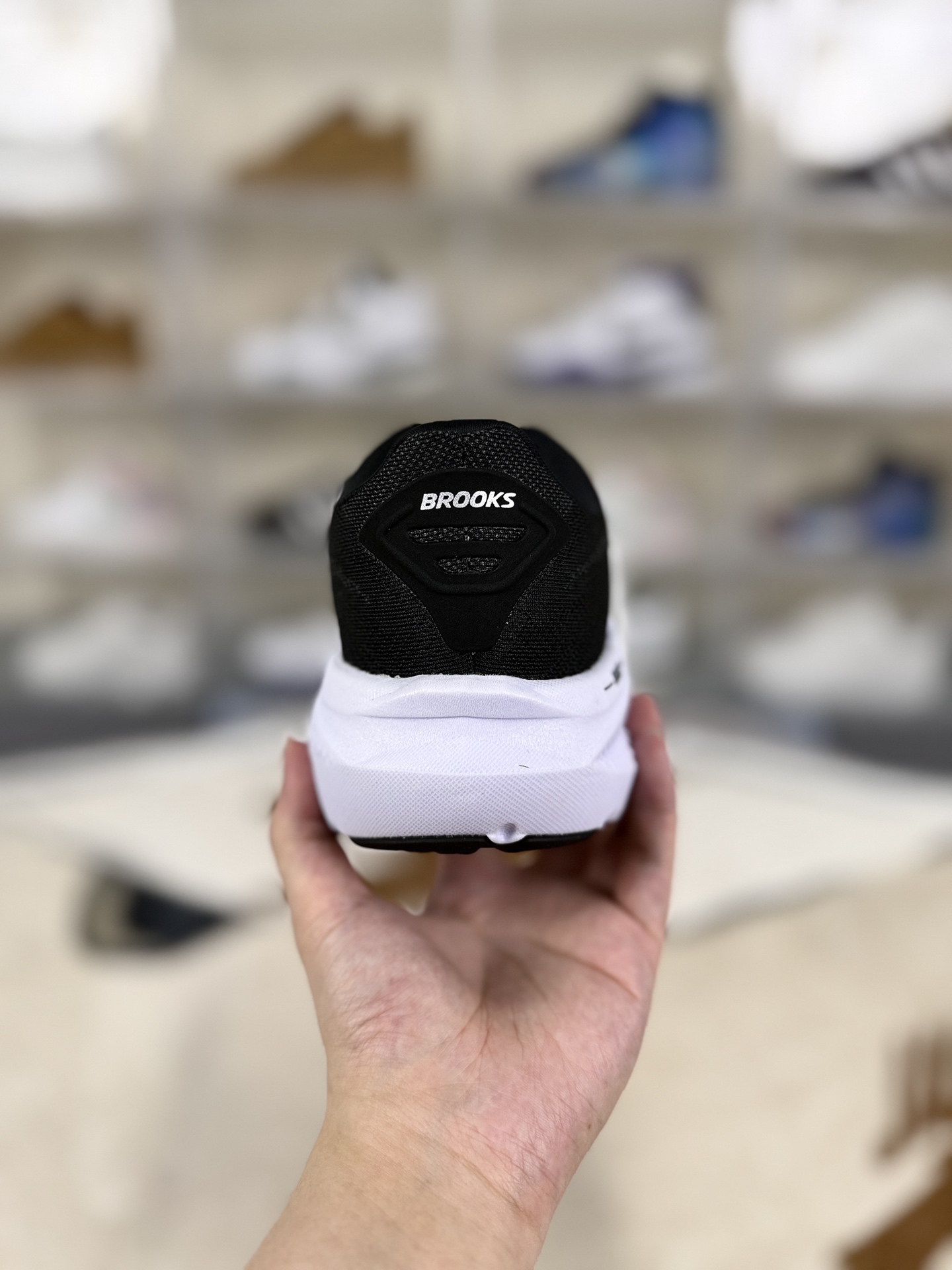 本地💰180
▪️原装渠道订单
Brooks布鲁克斯 Ghost 17 时尚舒适耐磨轻便 低帮 休闲跑步鞋 男款 黑白
▪️尺码:40-46(40 40.5 41 42 42.5 43 44 44.5 45 46)
▪️货号:110442-1B-090/110442-1D-090
▪️Brooks Ghost 17是一款备受关注的缓震跑鞋。Ghost系列以“刚刚好”的哲学著称,兼顾缓震、稳定与耐用性,适合初阶跑者日常训练及进阶跑者长距离拉练,被称为“万金油”跑鞋。采用DNA Loft V3中底材料,前掌增厚3mm、后跟增厚1mm,能量回馈与缓震效率提升,兼具回弹与支撑,后跟冲击吸收效果显著。中底坡差10mm,配合精准弯折凹槽,优化步态过渡,减少能量损耗。双层工程网布鞋面,外层高密度提花透气网眼,内层热压弹性支撑框架,提升包裹性与透气性。加厚记忆海绵鞋舌与后跟泡棉,实现松紧自适应,避免滑动。采用橡胶和再生二氧化硅混合的RoadTack橡胶大底,抓地力强,耐磨性佳,湿滑路面表现优异,同时减轻重量。适合日常慢跑、恢复训练、长距离拉练及马拉松备赛,兼顾运动与日常通勤,一鞋多用。