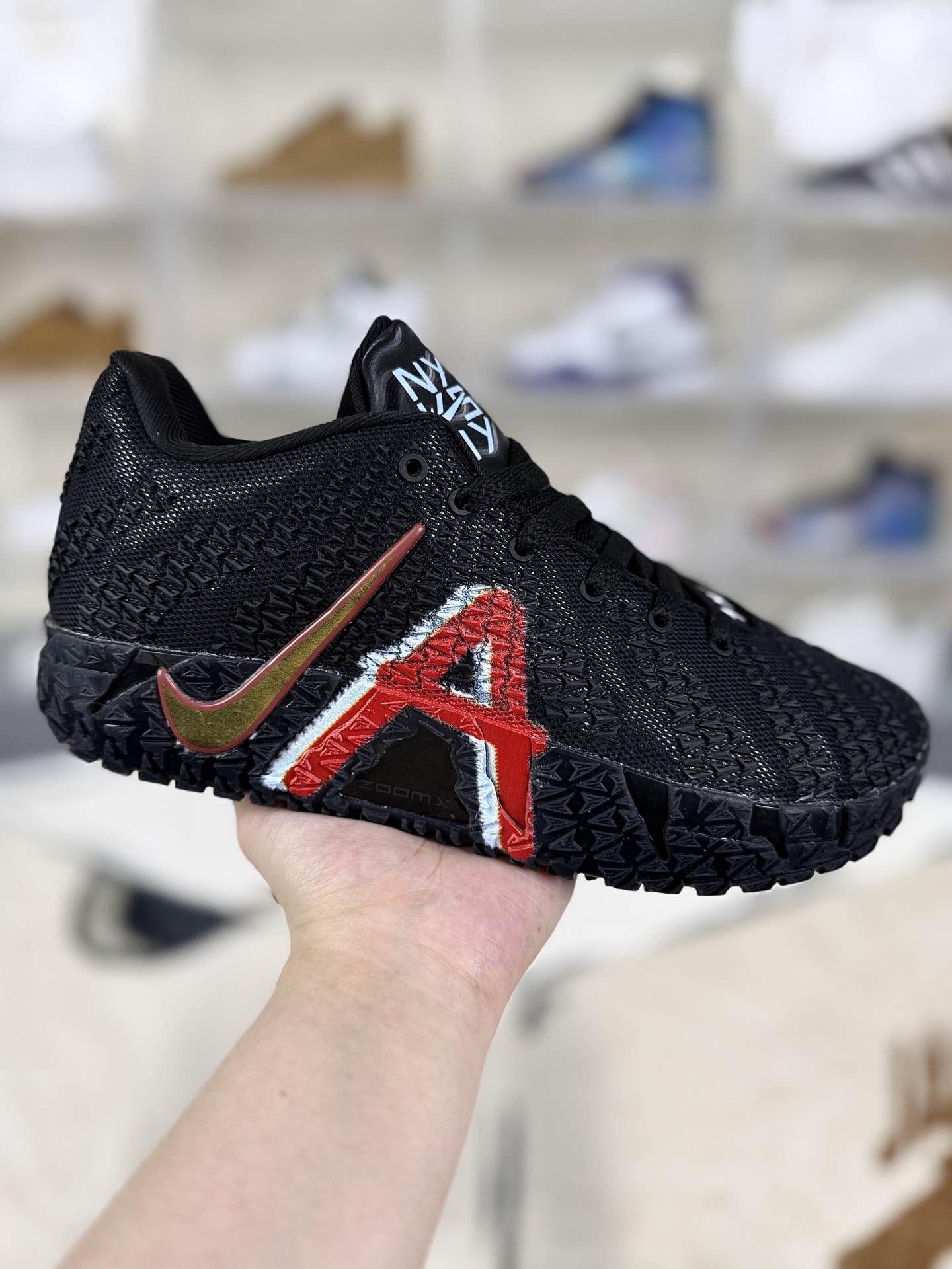 ▪️Z版双气垫 Nike Ja 3 莫兰特三代 舒适百搭 防滑耐磨 低帮 篮球鞋 男女同款 黑黄红 ▪️ (36 36.5 37.5 38 38.5 39 40 40.5 41 42 42.5 43 44 44.5 45 46) ▪️货号:IM0464-001 ▪️Nike Ja 3是为NBA球星贾·莫兰特打造的第三代签名篮球鞋.延续莫兰特大胆、无畏的球风,鞋身采用不对称设计,以“抓痕”元素贯穿,外底纹理向上延伸至鞋面,形成类似熊爪撕裂的造型,极具攻击性与视觉冲击力.鞋侧Swoosh标志与外底纹路组合成“JA”字样,后跟外底刻有莫兰特的经典名言及球衣号码“12”,彰显个人特色.采用全掌ZoomX泡棉中底,叠加ZoomX碎料,提供轻盈强韧的回弹性能,助力快速启动与变向,莫兰特评价其回弹效果“如喷气燃料般迅猛”.足弓内嵌TPU抗扭片,搭配半透明框架包裹中底,增强稳定性,减少侧翻风险,适合爆发力强、动作敏捷的球员.外底纹路灵感源自莫兰特的“变向误导”动作,锯齿状纹理提供强劲抓地力,适应多种场地.