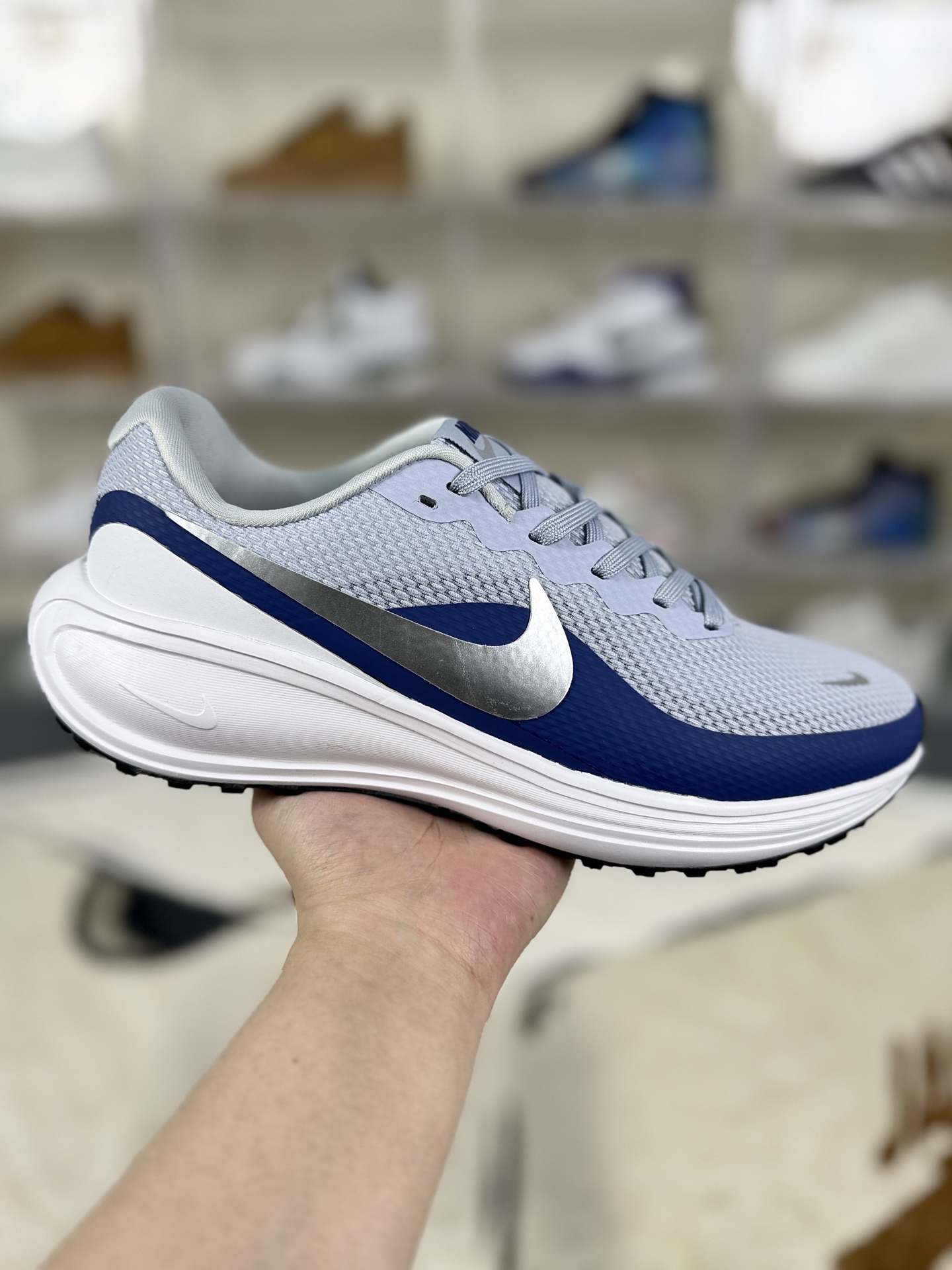 ▪️S版纯原 Nike REVOLUTION 8 时尚舒适跑步鞋 男女款 灰紫 ▪️ (36 36.5 37.5 38 38.5 39 40 40.5 41 42 42.5 43 44 44.5 45) ▪️货号:HJ8485-003 ▪️Nike Revolution 8是一款性价比高的入门级跑步鞋,适合日常跑步、通勤及休闲搭配.采用泡棉中底,搭配“弧形摇杆”设计,提供柔软缓震,有效减少跑步时的冲击力,适合6公里内短距离跑步或日常通勤.鞋面采用网眼材质,结合织物与合成材质,兼顾透气性与支撑性,保持脚部干爽舒适.前足弯曲凹槽设计,增强灵活性,适应不同步态,减少跑步时的束缚感.后跟和鞋舌融入接触点设计,方便穿脱,提升日常使用的便利性.外底纹路深且密集,采用耐磨橡胶材质,适应多种路面,适合城市道路及日常穿着.