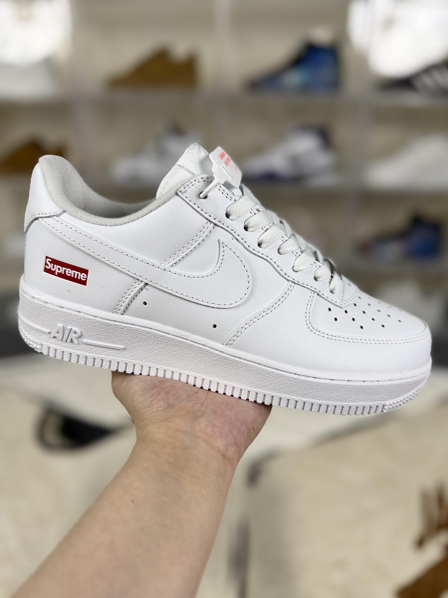 本地💰180   
▪️D版纯原
Supreme x Nike Air Force 1 "box logo" 舒适 低帮 板鞋 男女同款 白色 空军一号
▪️尺码：36-46（36 36.5 37.5 38 38.5 39 40 40.5 41 42 42.5 43 44 44.5 45 46）
▪️货号：CU9225-100
▪️Nike Air Force 1板鞋是一款经典之作，自1982年首次推出以来，便深受喜爱，成为运动鞋界的传奇。由设计师Bruce Kilgore于1982年推出。是首款采用Nike Air气垫技术的篮球鞋，革新了篮球比赛及运动鞋文化。问世30余年来，Air Force 1仍然坚守本色，成为经典百搭的首选鞋款。简洁大方的设计风格，无论是低帮、中帮还是高帮款式，都保留了经典的轮廓与线条。鞋面采用优质牛皮革或其他高级材料制作，不仅触感柔软舒适，而且耐用性强。Air气垫技术提供良好的缓震效果，减轻脚部疲劳感，适合日常穿着和长时间行走。橡胶大底提供卓越的抓地力和稳定性，确保在各种路况下的安全行走。透气孔设计确保鞋内环境干爽舒适，避免长时间穿着产生闷热感。Air Force 1不仅是一种运动鞋，更是一种文化象征，承载着篮球文化、街头潮流与时尚融合的独特魅力。Air Force 1适用于各种不同的场合和穿搭风格，无论是街头潮流、日常通勤还是半正式场合都能自由搭配。