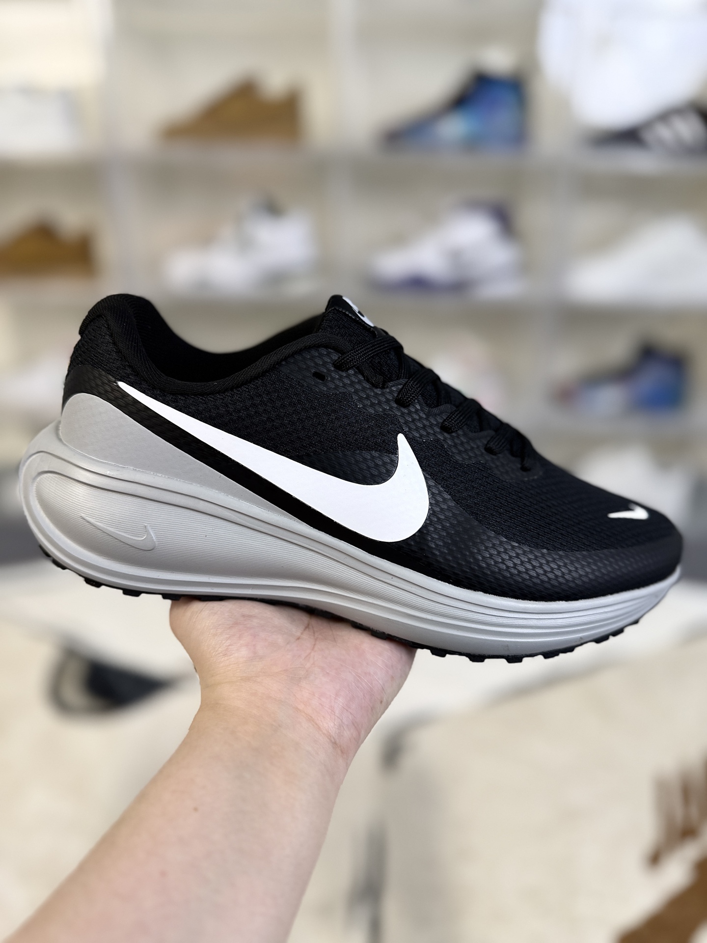 ▪️S版纯原 Nike REVOLUTION 8 时尚舒适跑步鞋 男女款 黑白灰 ▪️ (36 36.5 37.5 38 38.5 39 40 40.5 41 42 42.5 43 44 44.5 45) ▪️货号:HJ9198-008 ▪️Nike Revolution 8是一款性价比高的入门级跑步鞋,适合日常跑步、通勤及休闲搭配.采用泡棉中底,搭配“弧形摇杆”设计,提供柔软缓震,有效减少跑步时的冲击力,适合6公里内短距离跑步或日常通勤.鞋面采用网眼材质,结合织物与合成材质,兼顾透气性与支撑性,保持脚部干爽舒适.前足弯曲凹槽设计,增强灵活性,适应不同步态,减少跑步时的束缚感.后跟和鞋舌融入接触点设计,方便穿脱,提升日常使用的便利性.外底纹路深且密集,采用耐磨橡胶材质,适应多种路面,适合城市道路及日常穿着.