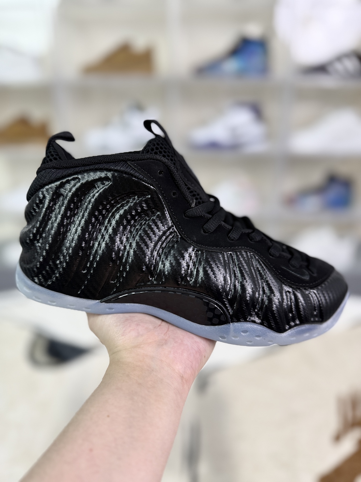 ▪️H版公司级 Nike Foamposite One 碳纤维喷 百搭 高帮 复古篮球鞋 男女款 黑色 喷泡 ▪️ (40 40.5 41 42 42.5 43 44 44.5 45 46 47.5) ▪️货号:HF2902-002 ▪️1997年是NIKE发展转型的时期,随着飞人乔丹年龄的增长,球风日益稳健,刺激眼球的镜头越来越少,NIKE便选择了球风劲爆、有乔丹接班人之称的—“便士”哈达威成为当家代言人,Nike Air Foamposite One随之上市,国内的球迷也亲切的称其为“喷”.Eric Avar运用了当时世界上鞋类产品最高端的科技——改良后的双层Zoom Air气垫和大面积碳板,因此拥有澎湃脚感,鞋面则采用了Foamposite一体成型鞋面技术,不但具备靓丽的外观和金属的质感,更为鞋子提供了良好的包裹性和支撑性,从而提高了鞋身整体的稳定性.Foamposite One堪称Nike史上最漂亮的鞋款之一,被誉为“来自外太空之作”和“超越时代的篮球鞋”,不但在球鞋设计、球鞋科技领域独树一帜,甚至改变了人们对于球鞋的审美,可以说,它将篮球运动的魅力和耐克的球鞋设计理念提升到了全新的高度.
