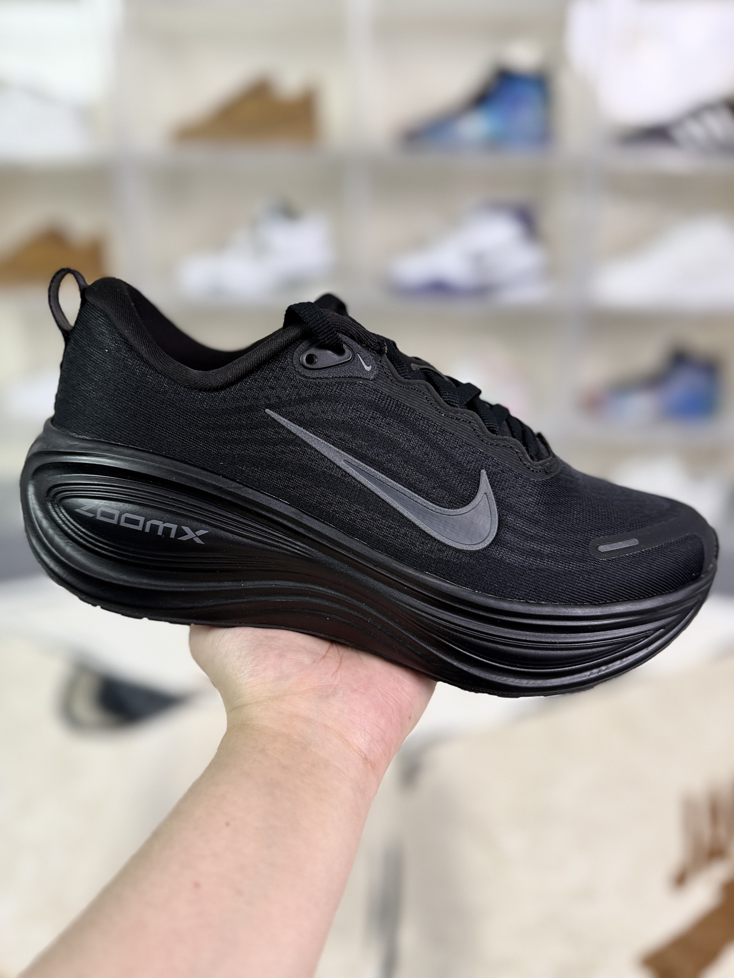 价格调整本地💰180   
▪️W2纯原
Nike Vomero Plus 舒适百搭防滑耐磨 低帮 ZoomX中底 休闲长跑短跑跑步鞋 男女款 黑色
▪️尺码：36-45（36 36.5 37.5 38 38.5 39 40 40.5 41 42 42.5 43 44 44.5 45）
▪️货号：HV8150-003
▪️Nike Vomero Plus（超级迈柔）是耐克推出的主打极致缓震的跑步鞋。采用全掌ZoomX泡棉中底，厚度约5厘米，提供超强回弹与缓震性能，能量回馈出色，适合长距离跑步、恢复跑及综合训练。工程网面材质，轻盈透气，搭配波浪纹设计增强强度，包裹性良好，适合宽脚型。外底高磨损区域采用橡胶材质，抓地力强，弧形几何设计确保过渡流畅。ZoomX泡棉柔软Q弹，能有效吸收冲击力，长距离后半程仍保持稳定反馈，适合大体重跑者。兼顾缓震与轻盈，适合追求舒适与性能平衡的跑者。适合日常训练、长距离慢跑、恢复跑及部分速度课，尤其适合半马/全马选手。