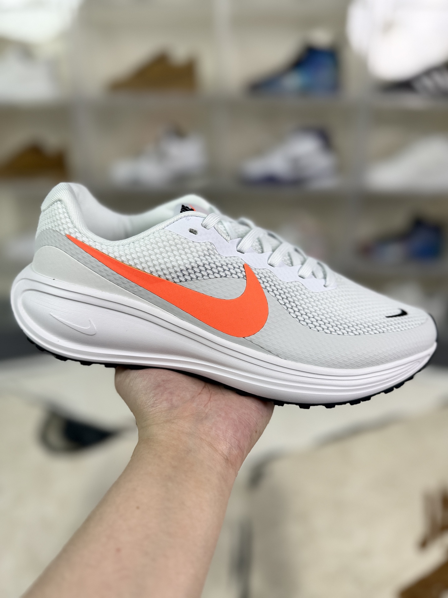 ▪️S版纯原 Nike REVOLUTION 8 时尚舒适跑步鞋 男女款 白灰橙 ▪️ (36 36.5 37.5 38 38.5 39 40 40.5 41 42 42.5 43 44 44.5 45) ▪️货号:HJ9198-102 ▪️Nike Revolution 8是一款性价比高的入门级跑步鞋,适合日常跑步、通勤及休闲搭配.采用泡棉中底,搭配“弧形摇杆”设计,提供柔软缓震,有效减少跑步时的冲击力,适合6公里内短距离跑步或日常通勤.鞋面采用网眼材质,结合织物与合成材质,兼顾透气性与支撑性,保持脚部干爽舒适.前足弯曲凹槽设计,增强灵活性,适应不同步态,减少跑步时的束缚感.后跟和鞋舌融入接触点设计,方便穿脱,提升日常使用的便利性.外底纹路深且密集,采用耐磨橡胶材质,适应多种路面,适合城市道路及日常穿着.