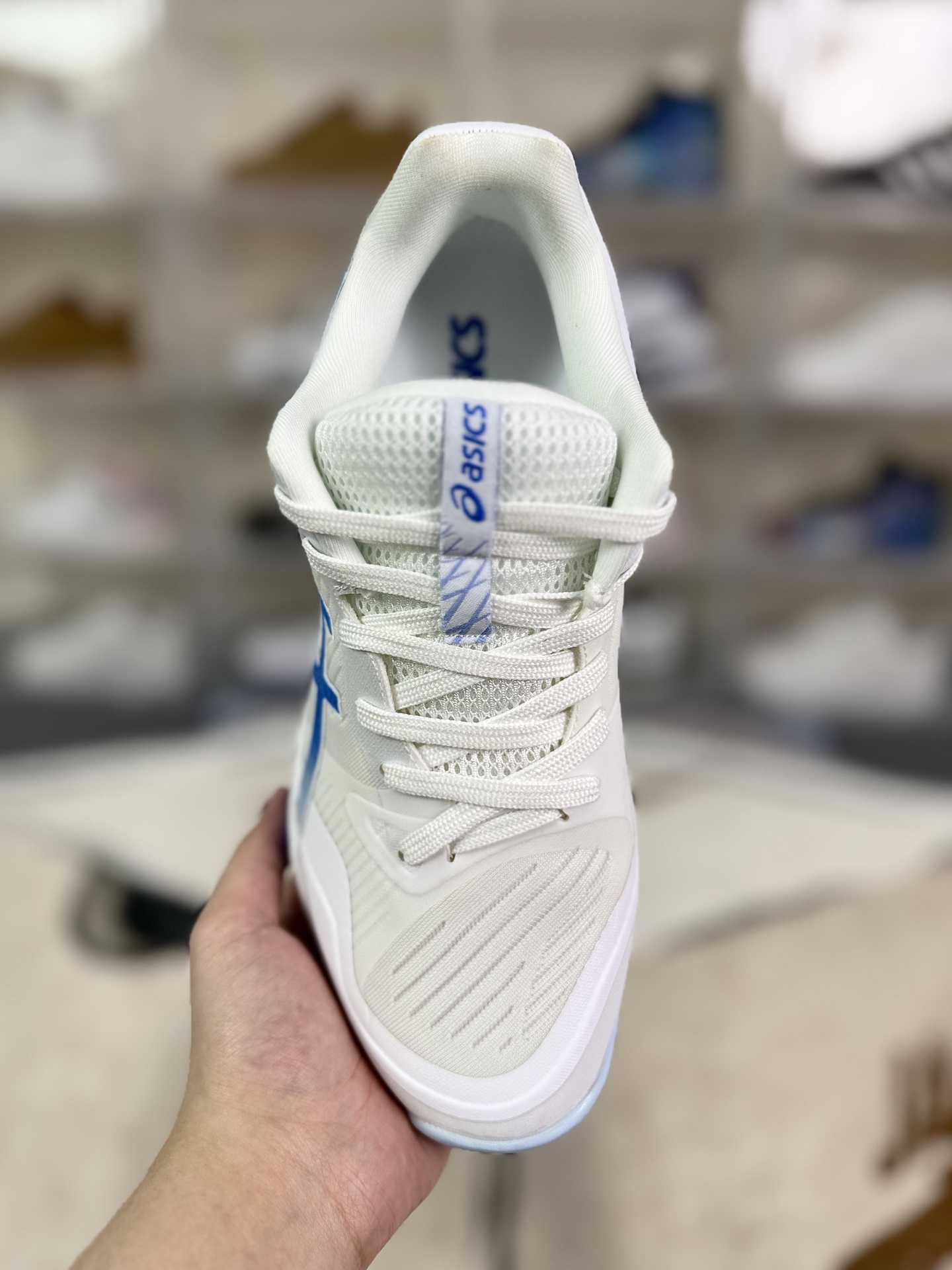 价格调整本地165 
▪️Y版纯原
Asics Sky Elite FF 3 舒适百搭 低帮 排球训练鞋 男女款 白蓝
▪️尺码：36-46（36 37 37.5 38 39 39.5 40 40.5 41.5 42 42.5 43.5 44 44.5 45 46）
▪️货号：1052A075-103
▪️Asics Sky Elite FF 3排球鞋是一款专为排球运动员设计的高性能运动鞋。中底采用亚瑟士独家的ff blast+发泡材质，不仅强化了回弹性能，还让触地体验更加柔软。这种材料在提供充足缓震的同时，还能帮助运动员更有效地利用地面反作用力，从而增强弹跳力。为了提升运动时的稳定性，Asics Sky Elite FF 3排球鞋内置了巨型树脂支撑片risetruss。这一设计能够防止脚部在快速移动或跳跃时发生扭转，让运动员能够更自信地应对各种动作。鞋底采用耐磨橡胶材质，这种材料具有出色的耐磨性和抓地力。无论是在室内木地板还是室外场地，Asics Sky Elite FF 3排球鞋都能提供稳定的支撑和抓地效果。鞋面材料经过精心挑选，既保证了足够的强度，又具有良好的透气性。这样，运动员在运动过程中就能保持脚部的干爽和舒适。Asics Sky Elite FF 3排球鞋凭借其出色的科技亮点、设计特点和适用场景与人群，成为了一款备受排球运动员青睐的高性能运动鞋。