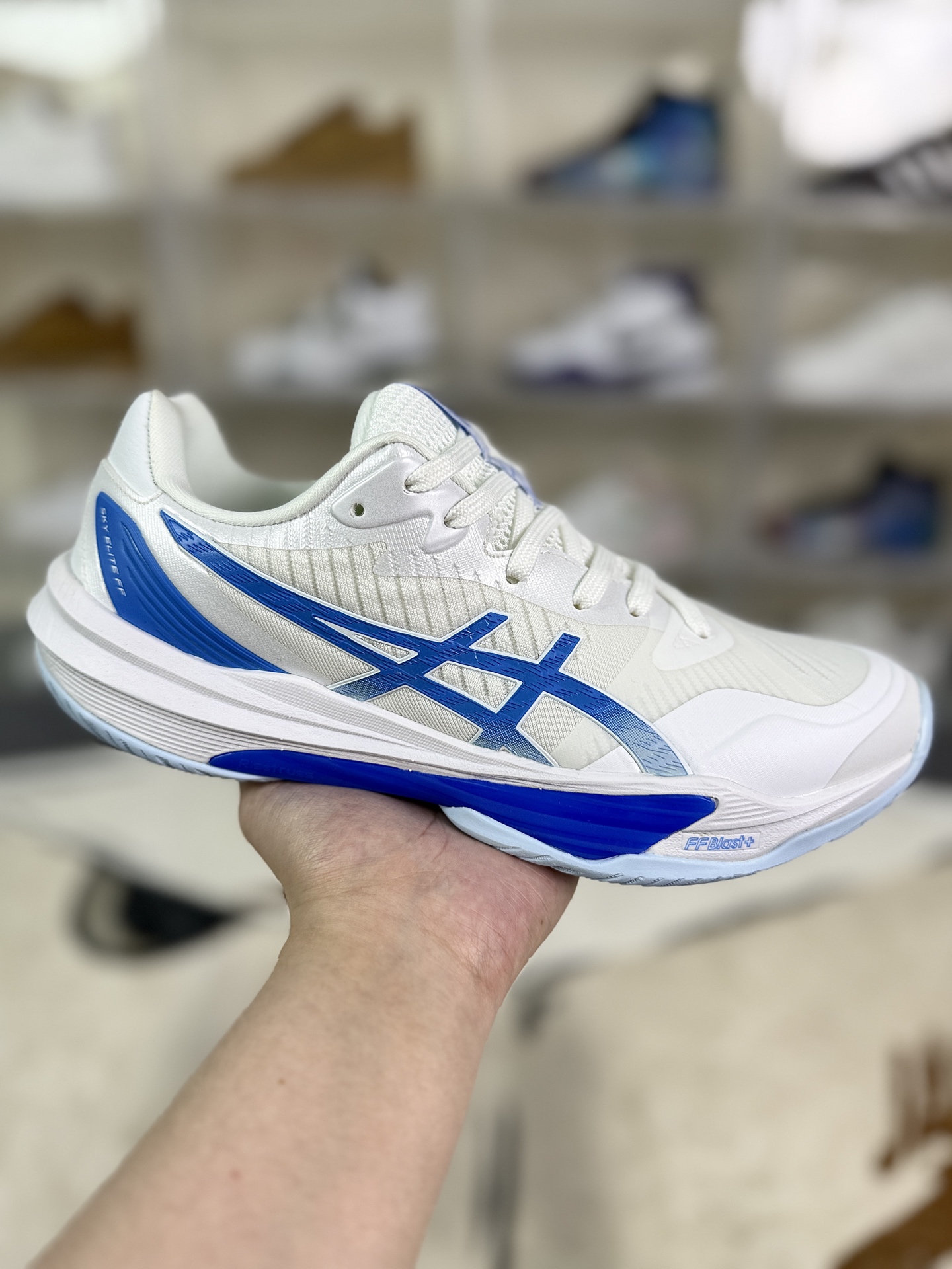 价格调整本地💰200   
▪️Y版纯原
Asics Sky Elite FF 3 舒适百搭 低帮 排球训练鞋 男女款 白蓝
▪️尺码：36-46（36 37 37.5 38 39 39.5 40 40.5 41.5 42 42.5 43.5 44 44.5 45 46）
▪️货号：1052A075-103
▪️Asics Sky Elite FF 3排球鞋是一款专为排球运动员设计的高性能运动鞋。中底采用亚瑟士独家的ff blast+发泡材质，不仅强化了回弹性能，还让触地体验更加柔软。这种材料在提供充足缓震的同时，还能帮助运动员更有效地利用地面反作用力，从而增强弹跳力。为了提升运动时的稳定性，Asics Sky Elite FF 3排球鞋内置了巨型树脂支撑片risetruss。这一设计能够防止脚部在快速移动或跳跃时发生扭转，让运动员能够更自信地应对各种动作。鞋底采用耐磨橡胶材质，这种材料具有出色的耐磨性和抓地力。无论是在室内木地板还是室外场地，Asics Sky Elite FF 3排球鞋都能提供稳定的支撑和抓地效果。鞋面材料经过精心挑选，既保证了足够的强度，又具有良好的透气性。这样，运动员在运动过程中就能保持脚部的干爽和舒适。Asics Sky Elite FF 3排球鞋凭借其出色的科技亮点、设计特点和适用场景与人群，成为了一款备受排球运动员青睐的高性能运动鞋。