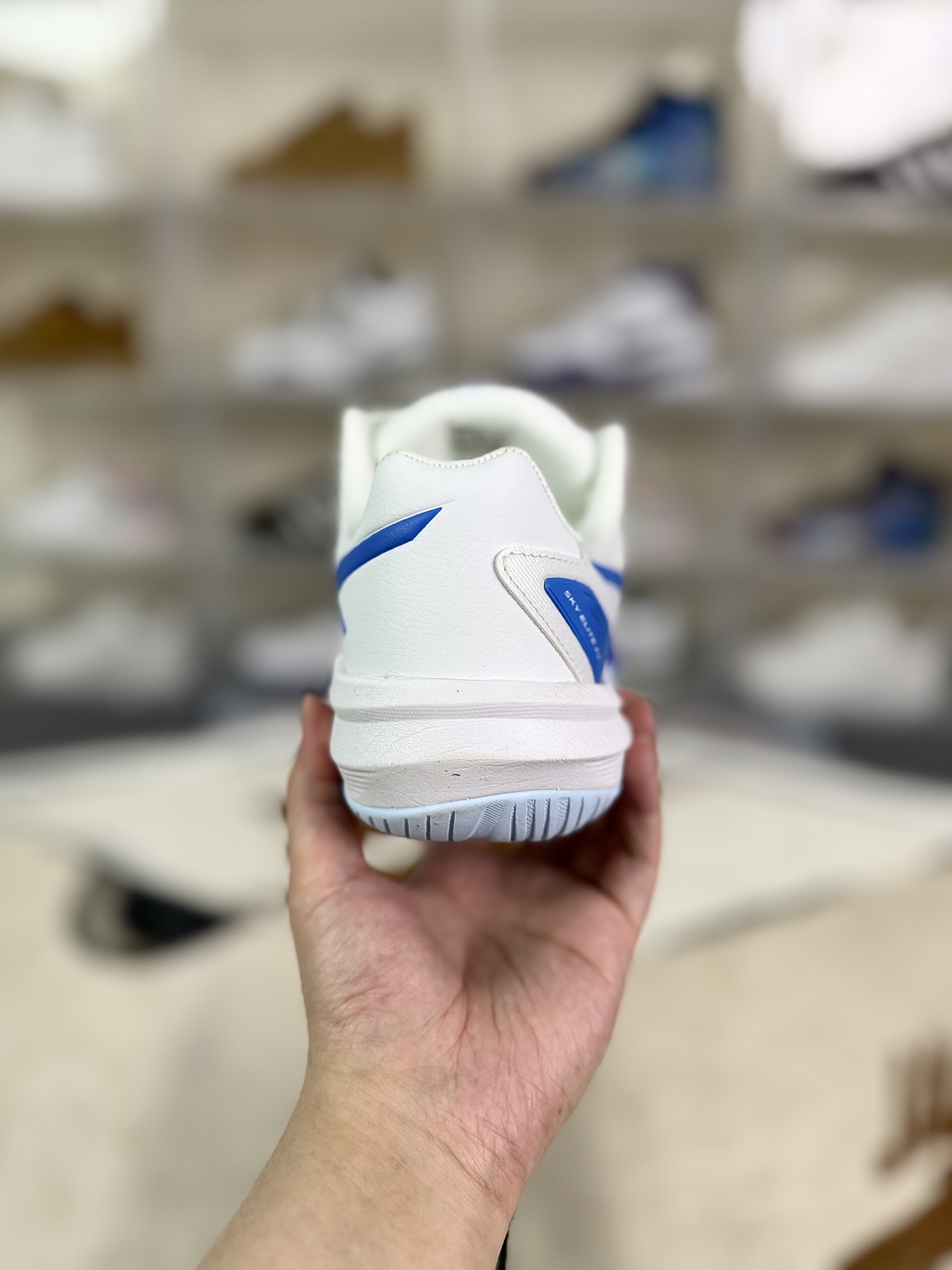 价格调整本地165 
▪️Y版纯原
Asics Sky Elite FF 3 舒适百搭 低帮 排球训练鞋 男女款 白蓝
▪️尺码：36-46（36 37 37.5 38 39 39.5 40 40.5 41.5 42 42.5 43.5 44 44.5 45 46）
▪️货号：1052A075-103
▪️Asics Sky Elite FF 3排球鞋是一款专为排球运动员设计的高性能运动鞋。中底采用亚瑟士独家的ff blast+发泡材质，不仅强化了回弹性能，还让触地体验更加柔软。这种材料在提供充足缓震的同时，还能帮助运动员更有效地利用地面反作用力，从而增强弹跳力。为了提升运动时的稳定性，Asics Sky Elite FF 3排球鞋内置了巨型树脂支撑片risetruss。这一设计能够防止脚部在快速移动或跳跃时发生扭转，让运动员能够更自信地应对各种动作。鞋底采用耐磨橡胶材质，这种材料具有出色的耐磨性和抓地力。无论是在室内木地板还是室外场地，Asics Sky Elite FF 3排球鞋都能提供稳定的支撑和抓地效果。鞋面材料经过精心挑选，既保证了足够的强度，又具有良好的透气性。这样，运动员在运动过程中就能保持脚部的干爽和舒适。Asics Sky Elite FF 3排球鞋凭借其出色的科技亮点、设计特点和适用场景与人群，成为了一款备受排球运动员青睐的高性能运动鞋。