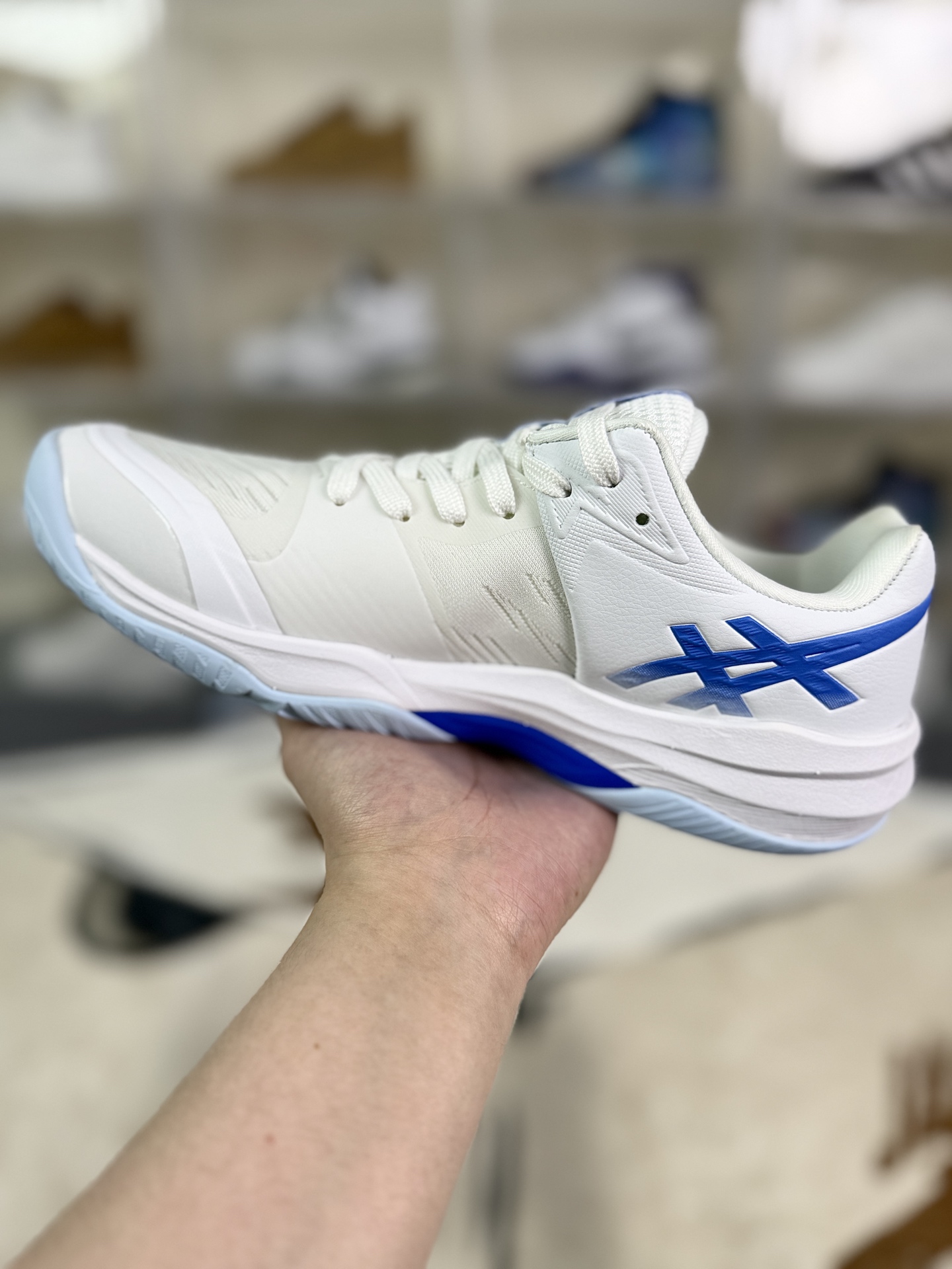 价格调整本地165 
▪️Y版纯原
Asics Sky Elite FF 3 舒适百搭 低帮 排球训练鞋 男女款 白蓝
▪️尺码：36-46（36 37 37.5 38 39 39.5 40 40.5 41.5 42 42.5 43.5 44 44.5 45 46）
▪️货号：1052A075-103
▪️Asics Sky Elite FF 3排球鞋是一款专为排球运动员设计的高性能运动鞋。中底采用亚瑟士独家的ff blast+发泡材质，不仅强化了回弹性能，还让触地体验更加柔软。这种材料在提供充足缓震的同时，还能帮助运动员更有效地利用地面反作用力，从而增强弹跳力。为了提升运动时的稳定性，Asics Sky Elite FF 3排球鞋内置了巨型树脂支撑片risetruss。这一设计能够防止脚部在快速移动或跳跃时发生扭转，让运动员能够更自信地应对各种动作。鞋底采用耐磨橡胶材质，这种材料具有出色的耐磨性和抓地力。无论是在室内木地板还是室外场地，Asics Sky Elite FF 3排球鞋都能提供稳定的支撑和抓地效果。鞋面材料经过精心挑选，既保证了足够的强度，又具有良好的透气性。这样，运动员在运动过程中就能保持脚部的干爽和舒适。Asics Sky Elite FF 3排球鞋凭借其出色的科技亮点、设计特点和适用场景与人群，成为了一款备受排球运动员青睐的高性能运动鞋。