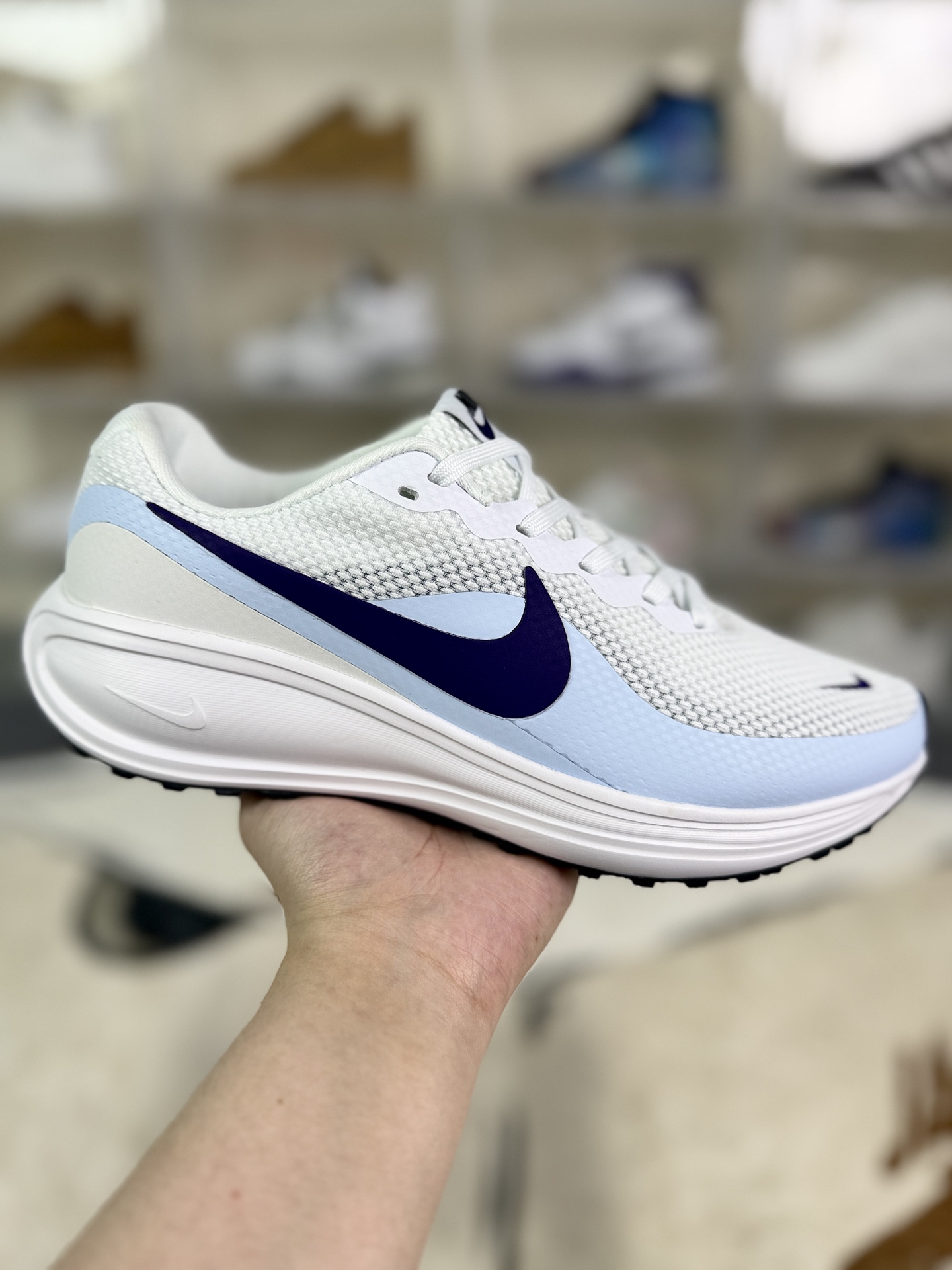 本地💰160   
▪️S版纯原
Nike REVOLUTION 8 时尚舒适跑步鞋 男女款 白蓝紫
▪️尺码：36-45（36 36.5 37.5 38 38.5 39 40 40.5 41 42 42.5 43 44 44.5 45）
▪️货号：HJ8485-104
▪️Nike Revolution 8是一款性价比高的入门级跑步鞋，适合日常跑步、通勤及休闲搭配。采用泡棉中底，搭配“弧形摇杆”设计，提供柔软缓震，有效减少跑步时的冲击力，适合6公里内短距离跑步或日常通勤。鞋面采用网眼材质，结合织物与合成材质，兼顾透气性与支撑性，保持脚部干爽舒适。前足弯曲凹槽设计，增强灵活性，适应不同步态，减少跑步时的束缚感。后跟和鞋舌融入接触点设计，方便穿脱，提升日常使用的便利性。外底纹路深且密集，采用耐磨橡胶材质，适应多种路面，适合城市道路及日常穿着。