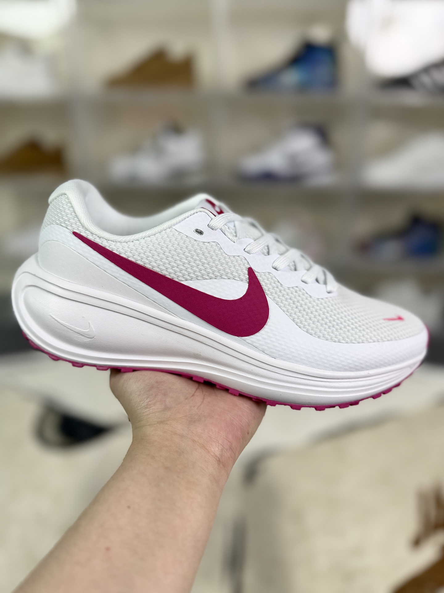本地💰160   
▪️S版纯原
Nike REVOLUTION 8 舒适时尚简约百搭 长跑短跑跑步鞋 男女款 白桃粉
▪️尺码：36-45（36 36.5 37.5 38 38.5 39 40 40.5 41 42 42.5 43 44 44.5 45）
▪️货号：HJ8485-109
▪️Nike Revolution 8是一款性价比高的入门级跑步鞋，适合日常跑步、通勤及休闲搭配。采用泡棉中底，搭配“弧形摇杆”设计，提供柔软缓震，有效减少跑步时的冲击力，适合6公里内短距离跑步或日常通勤。鞋面采用网眼材质，结合织物与合成材质，兼顾透气性与支撑性，保持脚部干爽舒适。前足弯曲凹槽设计，增强灵活性，适应不同步态，减少跑步时的束缚感。后跟和鞋舌融入接触点设计，方便穿脱，提升日常使用的便利性。外底纹路深且密集，采用耐磨橡胶材质，适应多种路面，适合城市道路及日常穿着。