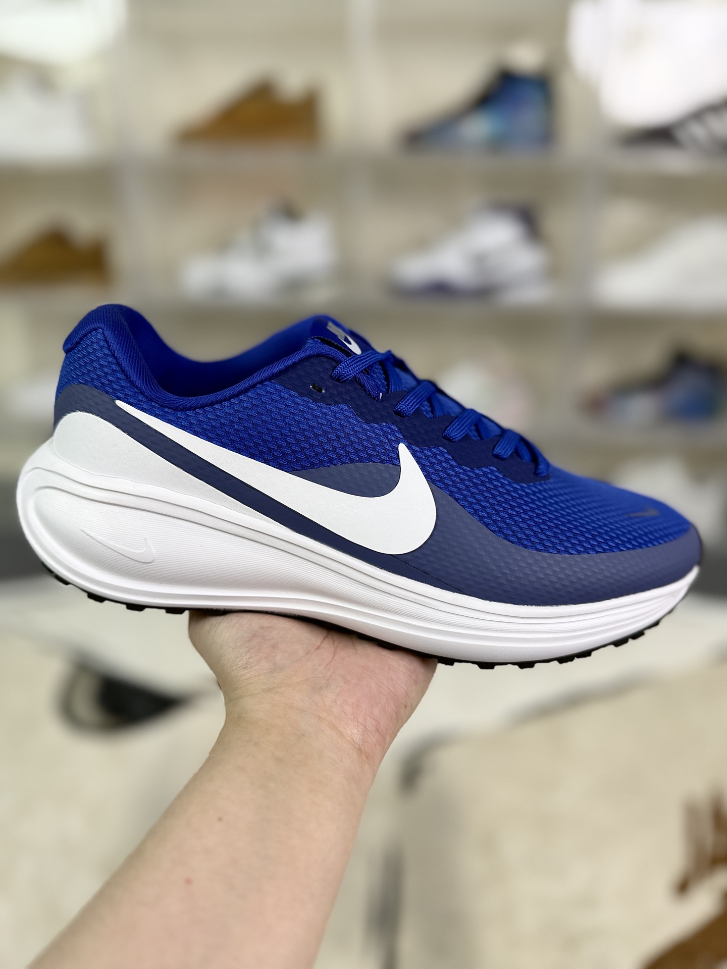 本地💰160   
▪️S版纯原
Nike REVOLUTION 8 舒适时尚简约百搭 长跑短跑跑步鞋 男女款 蓝白
▪️尺码：36-45（36 36.5 37.5 38 38.5 39 40 40.5 41 42 42.5 43 44 44.5 45）
▪️货号：HJ9198-401
▪️Nike Revolution 8是一款性价比高的入门级跑步鞋，适合日常跑步、通勤及休闲搭配。采用泡棉中底，搭配“弧形摇杆”设计，提供柔软缓震，有效减少跑步时的冲击力，适合6公里内短距离跑步或日常通勤。鞋面采用网眼材质，结合织物与合成材质，兼顾透气性与支撑性，保持脚部干爽舒适。前足弯曲凹槽设计，增强灵活性，适应不同步态，减少跑步时的束缚感。后跟和鞋舌融入接触点设计，方便穿脱，提升日常使用的便利性。外底纹路深且密集，采用耐磨橡胶材质，适应多种路面，适合城市道路及日常穿着。