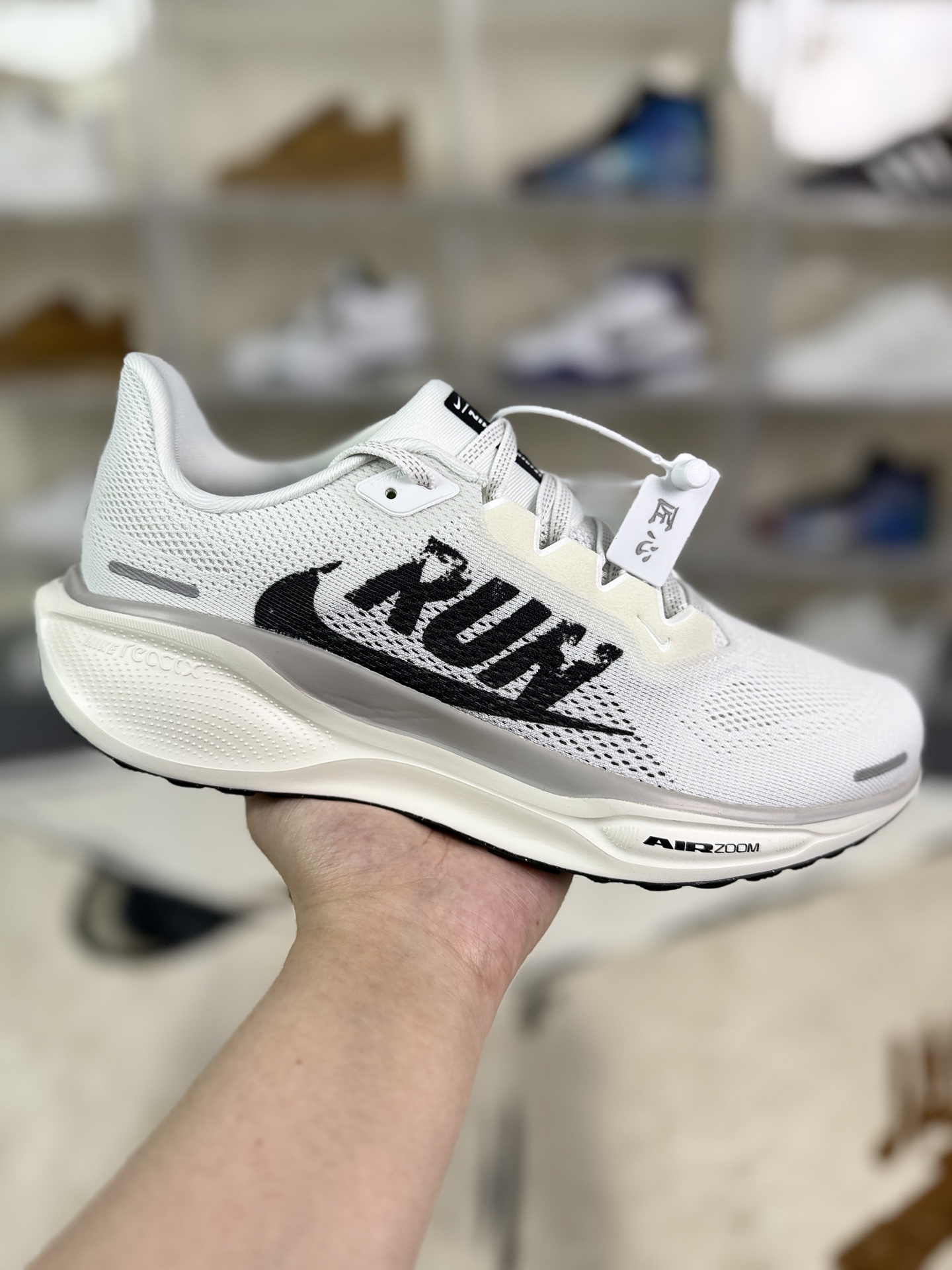 本地💰190   
▪️匠心纯原 平台渠道订单
Nike Air Zoom Pegasus 41 舒适百搭耐磨透气 低帮 马拉松跑步鞋 白黑 飞马41代
▪️尺码：39-46（39 40 40.5 41 42 42.5 43 44 44.5 45 46）
▪️货号：IB5697-100
▪️Nike Pegasus 41 搭载了新升级的 ReactX 泡绵，比起 React 提升了13%的能量回馈，此外还加装了Air Zoom 缓震气垫，每一步都来劲儿！跑者们喜欢的细节，我们都一一保留。鞋面新增工程网眼设计，减轻重量同时升级透气性，长跑也不易闷脚。搭载两个 Air Zoom 缓震配置和全新 ReactX泡绵中底，强强组合，回弹更来劲。