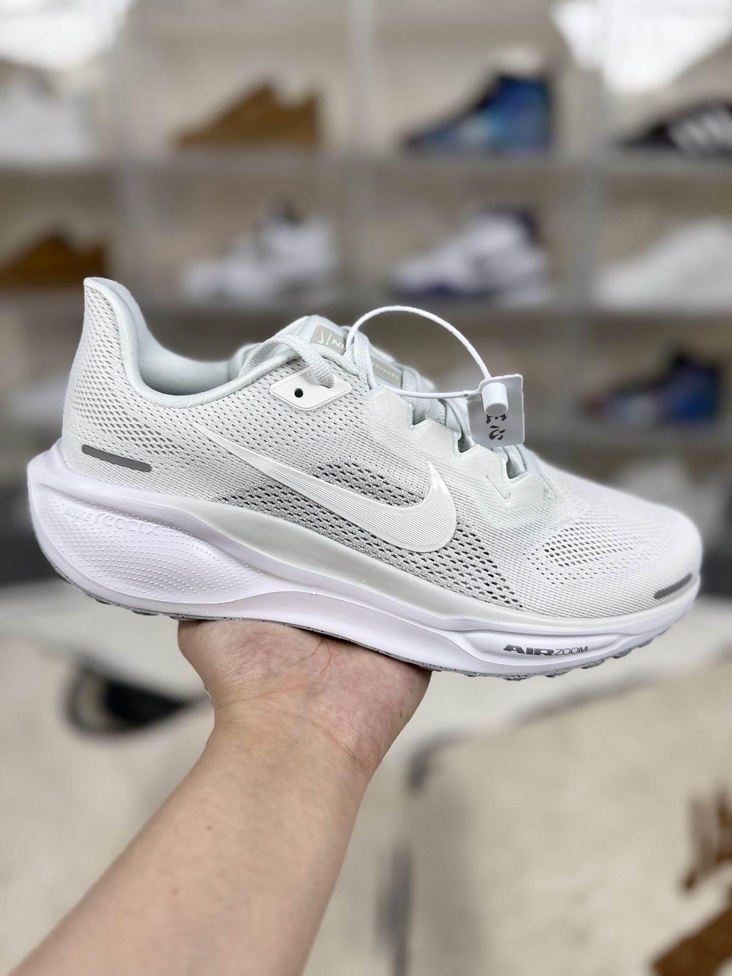 本地💰190   
▪️匠心纯原 平台渠道订单
Nike Air Zoom Pegasus 41 舒适百搭耐磨透气 低帮 马拉松跑步鞋 白灰 飞马41代
▪️尺码：36-46（36 36.5 37.5 38 38.5 39 40 40.5 41 42 42.5 43 44 44.5 45 46）
▪️货号：FD2722-102/FD2723-102/FN4932-100
▪️Nike Pegasus 41 搭载了新升级的 ReactX 泡绵，比起 React 提升了13%的能量回馈，此外还加装了Air Zoom 缓震气垫，每一步都来劲儿！跑者们喜欢的细节，我们都一一保留。鞋面新增工程网眼设计，减轻重量同时升级透气性，长跑也不易闷脚。搭载两个 Air Zoom 缓震配置和全新 ReactX泡绵中底，强强组合，回弹更来劲。
