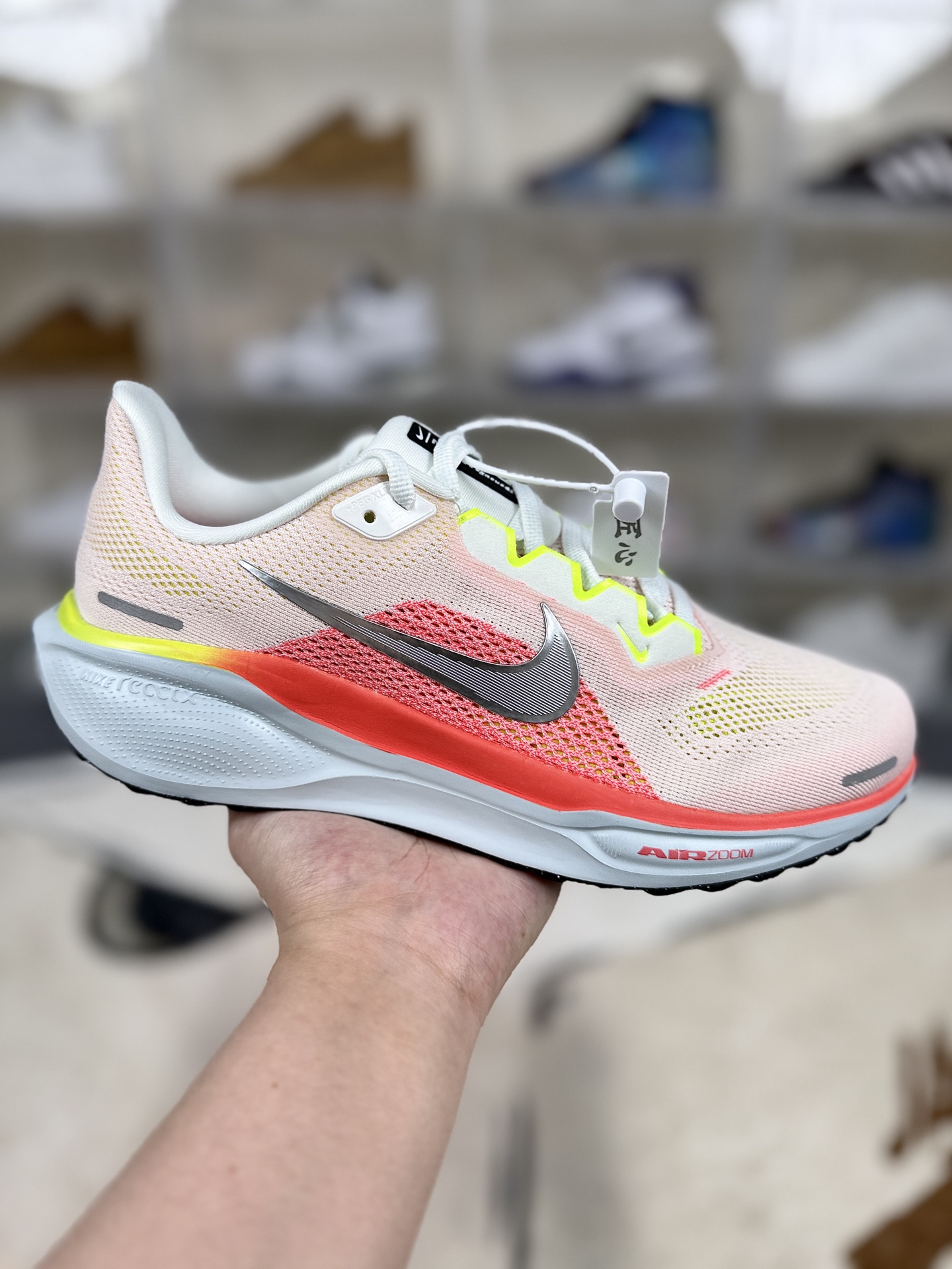 本地💰190   
▪️匠心纯原 平台渠道订单
Nike Air Zoom Pegasus 41 舒适百搭耐磨透气 低帮 马拉松跑步鞋 米粉色 飞马41代
▪️尺码：36-46（36 36.5 37.5 38 38.5 39 40 40.5 41 42 42.5 43 44 44.5 45 46）
▪️货号：FD2722-100/FD2723-100
▪️Nike Pegasus 41 搭载了新升级的 ReactX 泡绵，比起 React 提升了 13%的能量回馈，此外还加装了Air Zoom 缓震气垫，每一步都来劲儿！跑者们喜欢的细节，我们都一一保留。鞋面新增工程网眼设计，减轻重量同时升级透气性，长跑也不易闷脚。搭载两个 Air Zoom 缓震配置和全新 ReactX泡绵中底，强强组合，回弹更来劲。