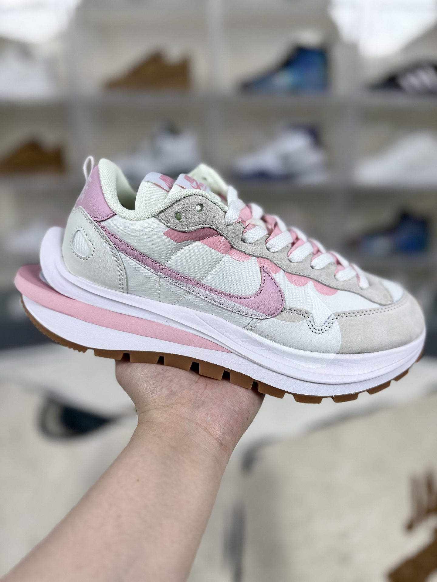 ▪️Y版纯原 Sacai x Nike VaporWaffle 运动舒适 低帮 生活休闲鞋 女款 白粉 华夫鞋 ▪️ (36 36.5 37.5 38 38.5 39 40) ▪️货号:DD1875-116 ▪️在开创未来之时,致敬过往同样重要,Nike x sacai VaporWaffle 正是为那些有远见卓识的人而设计.得益于阿部千登势(Chitose Abe)独树一帜的设计手法,该鞋款将曾屡创记录的 Vaporfly 和源于 1983 年推出的的经典 Pegasus 融为一体,诸多匠心细节令跑者的过去和未来在这里交汇结合;其配色灵感源于 1984年夏天琼•本诺伊特,萨缪尔森的马拉松比赛夺冠之战;舒适稳固的鞋面巧搭经典华夫格外底,塑就具有开创性的 sacai 前卫造型,同时为你的双足带来舒适贴合感受.