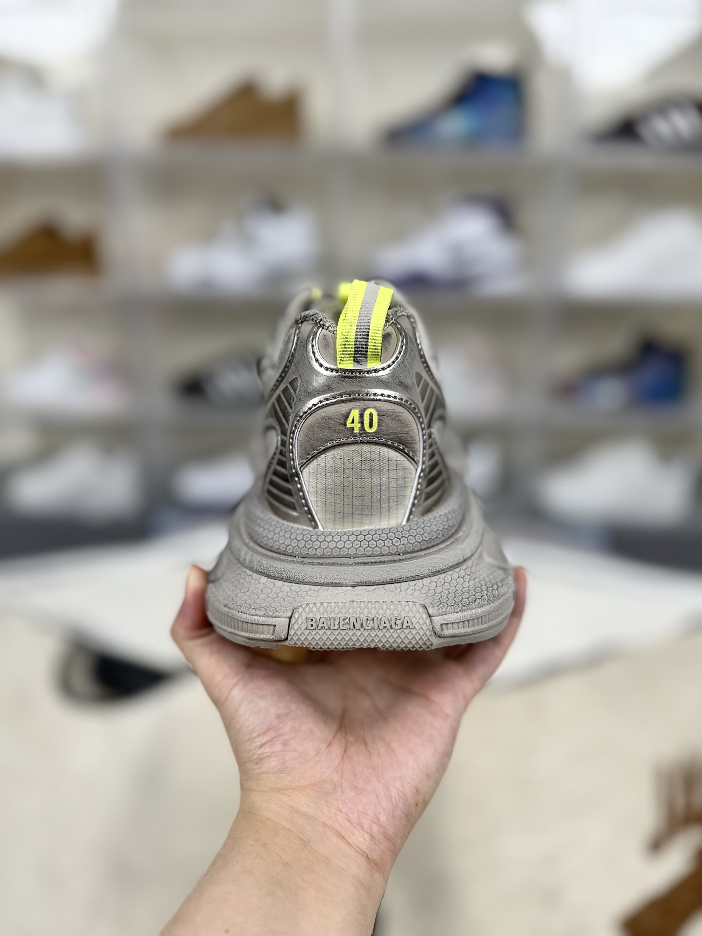 本地💰320   
▪️外贸纯原
Balenciaga巴黎世家 3XL PU涤纶橡胶 做旧效果 圆头系带 低帮 老爹鞋 男款 灰色
▪️尺码：35-46（35 36 37 38 39 40 41 42 43 44 45 46）
▪️货号：734734
▪️巴黎世家3XL系列鞋款以其独特的设计和优质的脚感备受关注。鞋面采用网布和聚氨酯材料，结合多处蕾丝细节，鞋头边缘和后部饰以Balenciaga标识，鞋舌上则饰有3XL橡胶品牌标志，并点缀反光细节，整体设计感十足。在奢侈品牌鞋款中，巴黎世家3XL的脚感表现优秀。鞋底较厚，提供了良好的缓震效果，虽然不及专业运动鞋那般软弹，但对于日常穿搭和凹造型已经足够。网面设计使得鞋子非常透气，适合在温暖或炎热的天气中穿着。不过，北方的朋友在寒冷天气穿着时可能需要搭配厚袜子。巴黎世家3XL鞋款设计独特，时尚感强，无论是搭配裙子还是裤子都能展现出独特的气质。无论是日常出行还是参加派对，都能轻松吸引眼球。
*巴黎世家3XL鞋款的尺码与Balenciaga其他鞋款相似，如果之前购买过该品牌的轮胎鞋或Track鞋款，可以按照相同尺码购买。若未购买过，可参考LV、Gucci、McQueen等品牌的尺码。对于经常穿Nike和Adidas等运动鞋的朋友，建议买小一码。