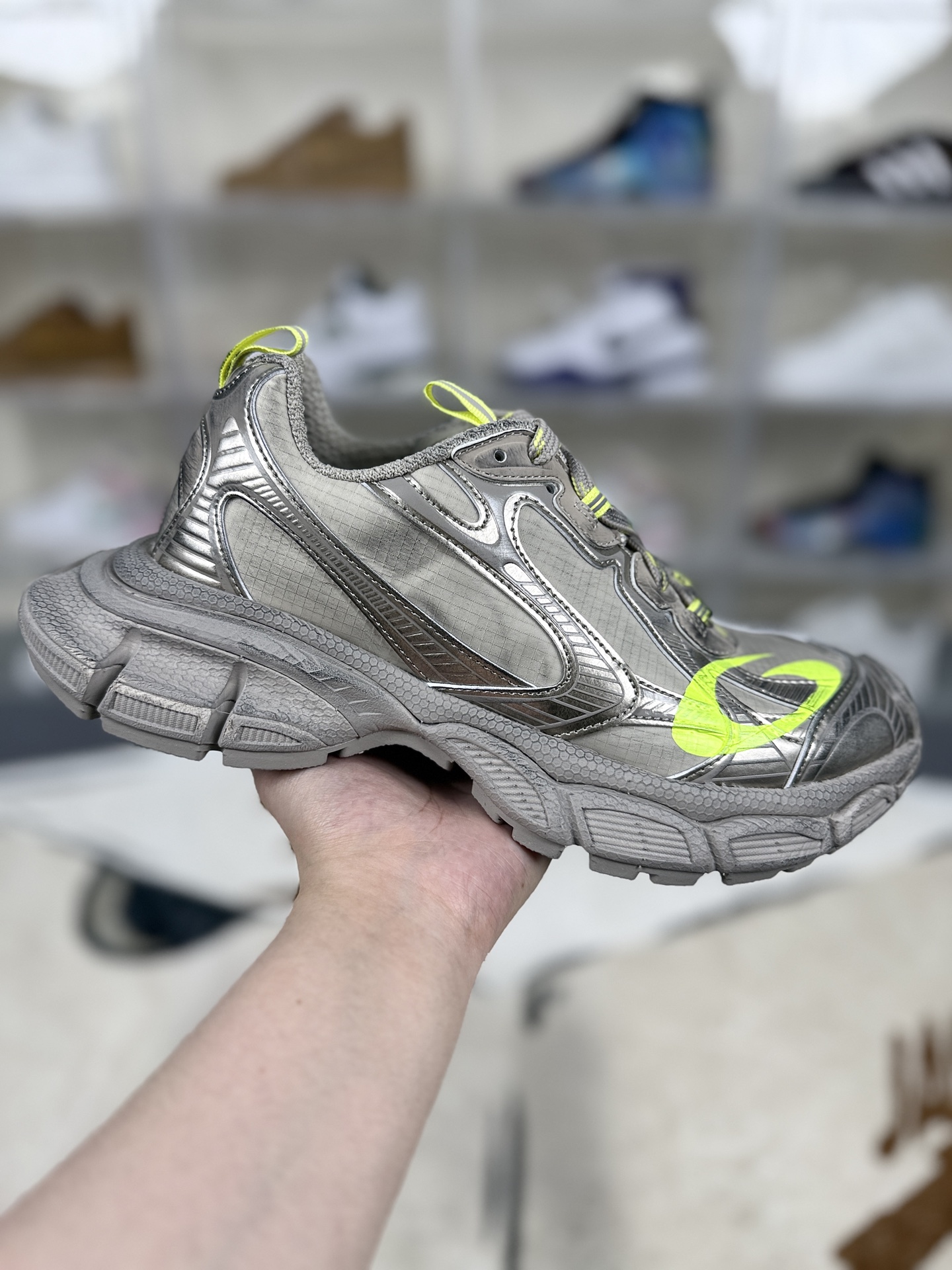 本地💰320   
▪️外贸纯原
Balenciaga巴黎世家 3XL PU涤纶橡胶 做旧效果 圆头系带 低帮 老爹鞋 男款 灰色
▪️尺码：35-46（35 36 37 38 39 40 41 42 43 44 45 46）
▪️货号：734734
▪️巴黎世家3XL系列鞋款以其独特的设计和优质的脚感备受关注。鞋面采用网布和聚氨酯材料，结合多处蕾丝细节，鞋头边缘和后部饰以Balenciaga标识，鞋舌上则饰有3XL橡胶品牌标志，并点缀反光细节，整体设计感十足。在奢侈品牌鞋款中，巴黎世家3XL的脚感表现优秀。鞋底较厚，提供了良好的缓震效果，虽然不及专业运动鞋那般软弹，但对于日常穿搭和凹造型已经足够。网面设计使得鞋子非常透气，适合在温暖或炎热的天气中穿着。不过，北方的朋友在寒冷天气穿着时可能需要搭配厚袜子。巴黎世家3XL鞋款设计独特，时尚感强，无论是搭配裙子还是裤子都能展现出独特的气质。无论是日常出行还是参加派对，都能轻松吸引眼球。
*巴黎世家3XL鞋款的尺码与Balenciaga其他鞋款相似，如果之前购买过该品牌的轮胎鞋或Track鞋款，可以按照相同尺码购买。若未购买过，可参考LV、Gucci、McQueen等品牌的尺码。对于经常穿Nike和Adidas等运动鞋的朋友，建议买小一码。