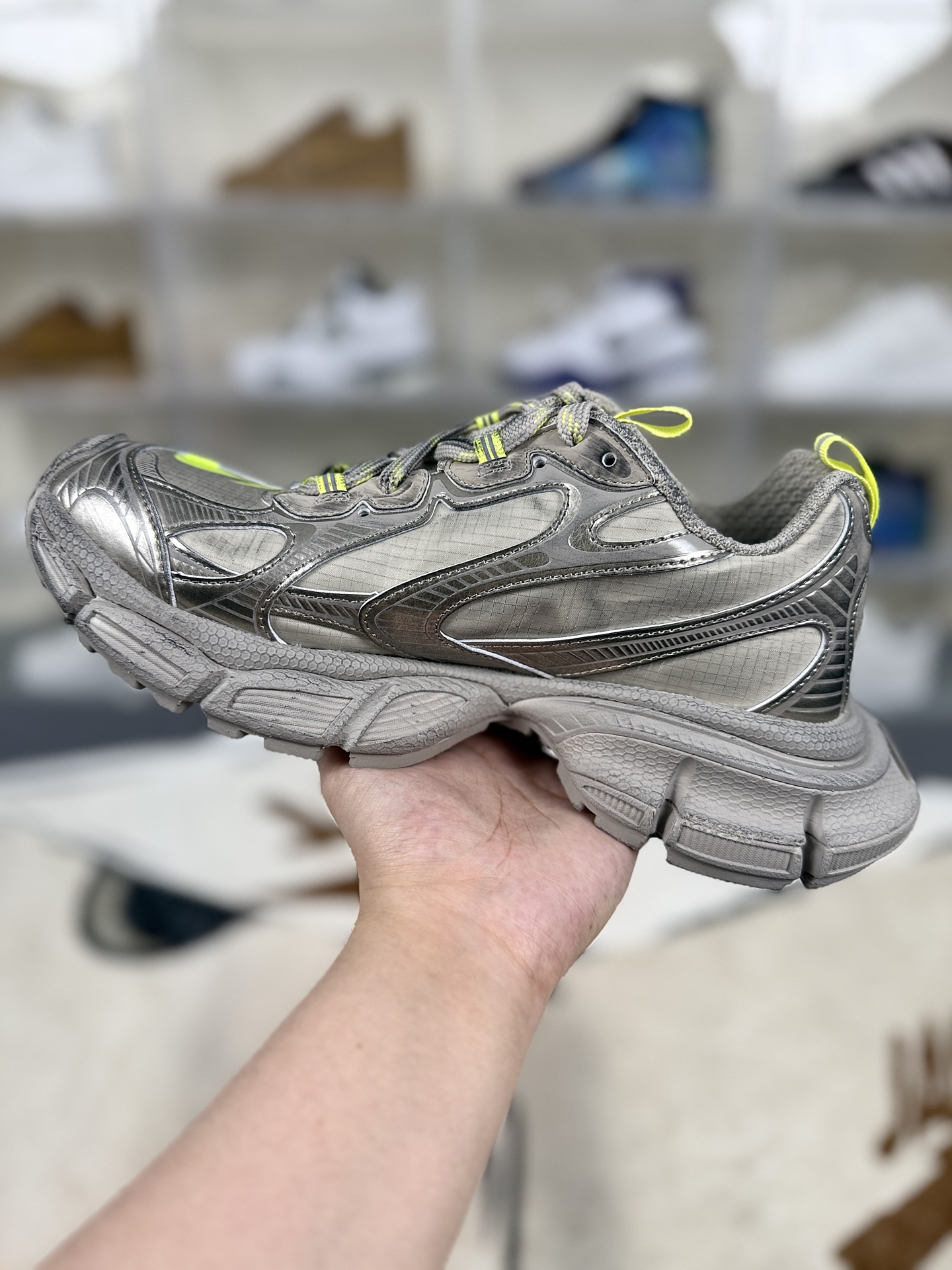 本地💰320   
▪️外贸纯原
Balenciaga巴黎世家 3XL PU涤纶橡胶 做旧效果 圆头系带 低帮 老爹鞋 男款 灰色
▪️尺码：35-46（35 36 37 38 39 40 41 42 43 44 45 46）
▪️货号：734734
▪️巴黎世家3XL系列鞋款以其独特的设计和优质的脚感备受关注。鞋面采用网布和聚氨酯材料，结合多处蕾丝细节，鞋头边缘和后部饰以Balenciaga标识，鞋舌上则饰有3XL橡胶品牌标志，并点缀反光细节，整体设计感十足。在奢侈品牌鞋款中，巴黎世家3XL的脚感表现优秀。鞋底较厚，提供了良好的缓震效果，虽然不及专业运动鞋那般软弹，但对于日常穿搭和凹造型已经足够。网面设计使得鞋子非常透气，适合在温暖或炎热的天气中穿着。不过，北方的朋友在寒冷天气穿着时可能需要搭配厚袜子。巴黎世家3XL鞋款设计独特，时尚感强，无论是搭配裙子还是裤子都能展现出独特的气质。无论是日常出行还是参加派对，都能轻松吸引眼球。
*巴黎世家3XL鞋款的尺码与Balenciaga其他鞋款相似，如果之前购买过该品牌的轮胎鞋或Track鞋款，可以按照相同尺码购买。若未购买过，可参考LV、Gucci、McQueen等品牌的尺码。对于经常穿Nike和Adidas等运动鞋的朋友，建议买小一码。