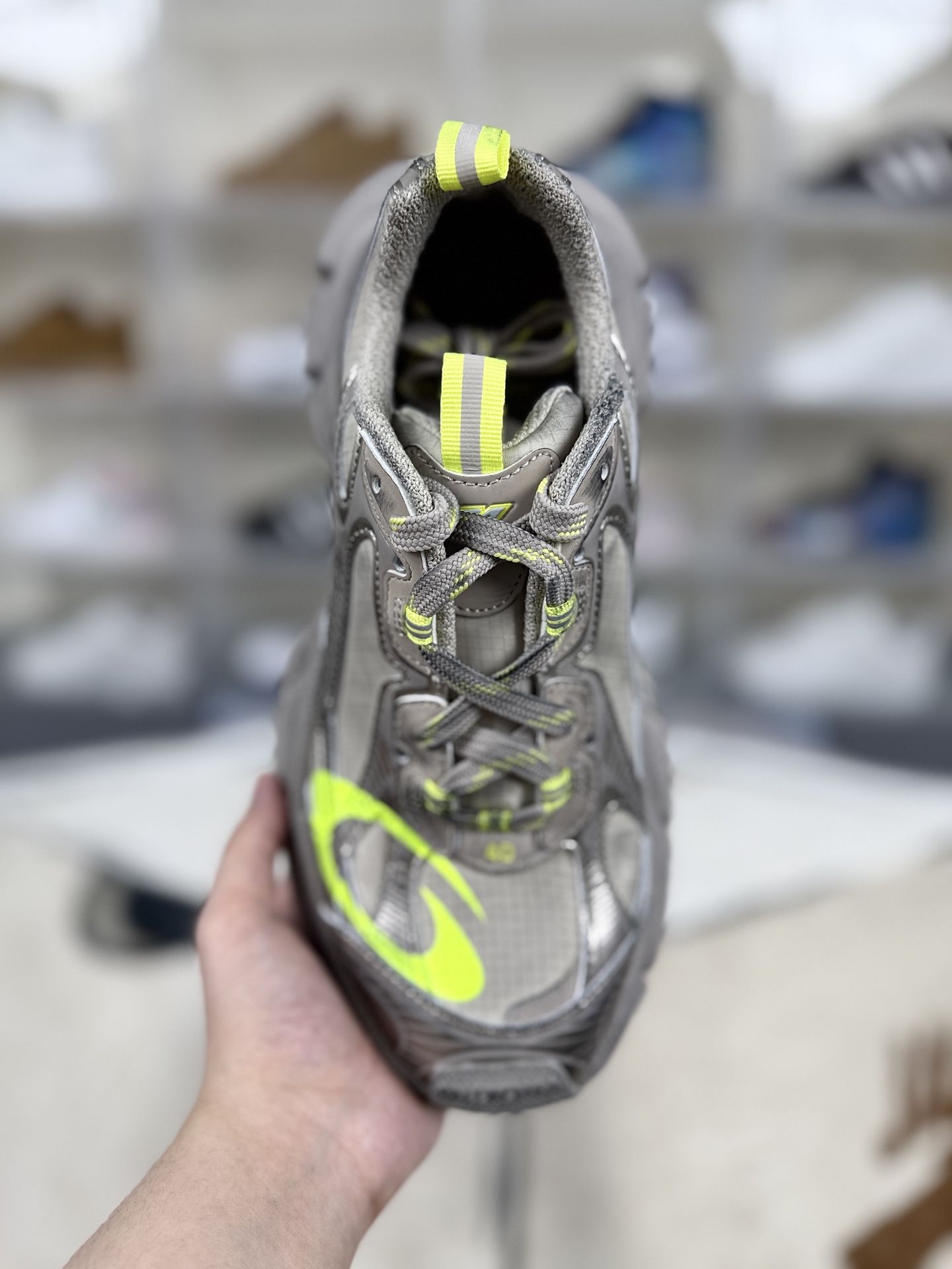 本地💰320   
▪️外贸纯原
Balenciaga巴黎世家 3XL PU涤纶橡胶 做旧效果 圆头系带 低帮 老爹鞋 男款 灰色
▪️尺码：35-46（35 36 37 38 39 40 41 42 43 44 45 46）
▪️货号：734734
▪️巴黎世家3XL系列鞋款以其独特的设计和优质的脚感备受关注。鞋面采用网布和聚氨酯材料，结合多处蕾丝细节，鞋头边缘和后部饰以Balenciaga标识，鞋舌上则饰有3XL橡胶品牌标志，并点缀反光细节，整体设计感十足。在奢侈品牌鞋款中，巴黎世家3XL的脚感表现优秀。鞋底较厚，提供了良好的缓震效果，虽然不及专业运动鞋那般软弹，但对于日常穿搭和凹造型已经足够。网面设计使得鞋子非常透气，适合在温暖或炎热的天气中穿着。不过，北方的朋友在寒冷天气穿着时可能需要搭配厚袜子。巴黎世家3XL鞋款设计独特，时尚感强，无论是搭配裙子还是裤子都能展现出独特的气质。无论是日常出行还是参加派对，都能轻松吸引眼球。
*巴黎世家3XL鞋款的尺码与Balenciaga其他鞋款相似，如果之前购买过该品牌的轮胎鞋或Track鞋款，可以按照相同尺码购买。若未购买过，可参考LV、Gucci、McQueen等品牌的尺码。对于经常穿Nike和Adidas等运动鞋的朋友，建议买小一码。