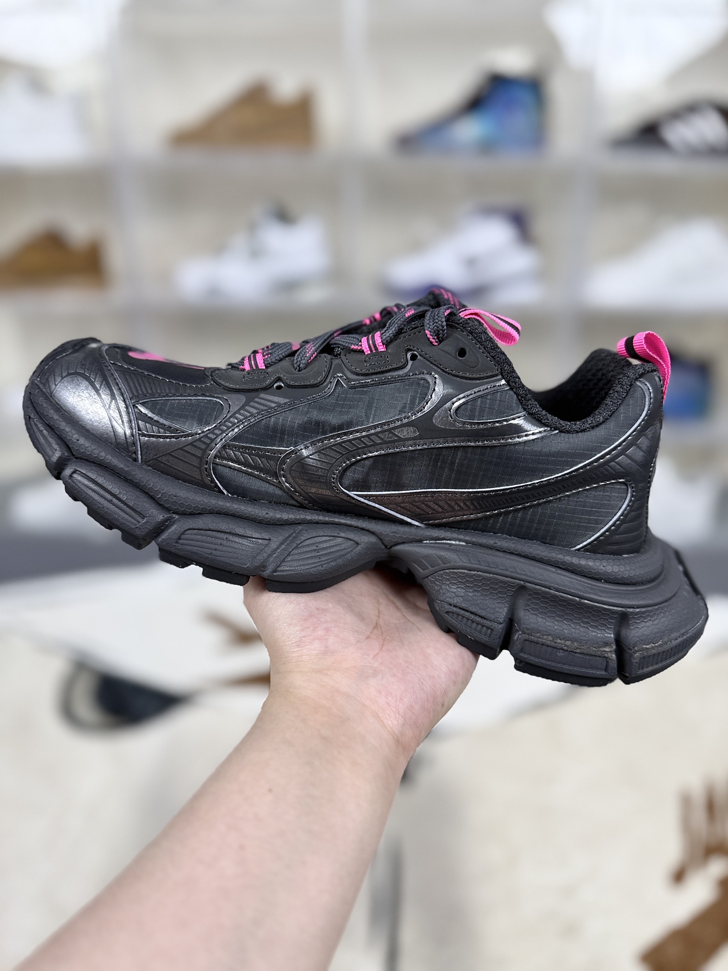 ▪️外贸纯原 Balenciaga巴黎世家 3XL PU涤纶橡胶 做旧效果 圆头系带 低帮 老爹鞋 男款 灰粉 ▪️ (35 36 37 38 39 40 41 42 43 44 45 46) ▪️货号:734734 ▪️巴黎世家3XL系列鞋款以其独特的设计和优质的脚感备受关注.鞋面采用网布和聚氨酯材料,结合多处蕾丝细节,鞋头边缘和后部饰以Balenciaga标识,鞋舌上则饰有3XL橡胶品牌标志,并点缀反光细节,整体设计感十足.在奢侈品牌鞋款中,巴黎世家3XL的脚感表现优秀.鞋底较厚,提供了良好的缓震效果,虽然不及专业运动鞋那般软弹,但对于日常穿搭和凹造型已经足够.网面设计使得鞋子非常透气,适合在温暖或炎热的天气中穿着.不过,北方的朋友在寒冷天气穿着时可能需要搭配厚袜子.巴黎世家3XL鞋款设计独特,时尚感强,无论是搭配裙子还是裤子都能展现出独特的气质.无论是日常出行还是参加派对,都能轻松吸引眼球. *巴黎世家3XL鞋款的尺码与Balenciaga其他鞋款相似,如果之前购买过该品牌的轮胎鞋或Track鞋款,可以按照相同尺码购买.若未购买过,可参考LV、Gucci、McQueen等品牌的尺码.对于经常穿Nike和Adidas等运动鞋的朋友,建议买小一码.