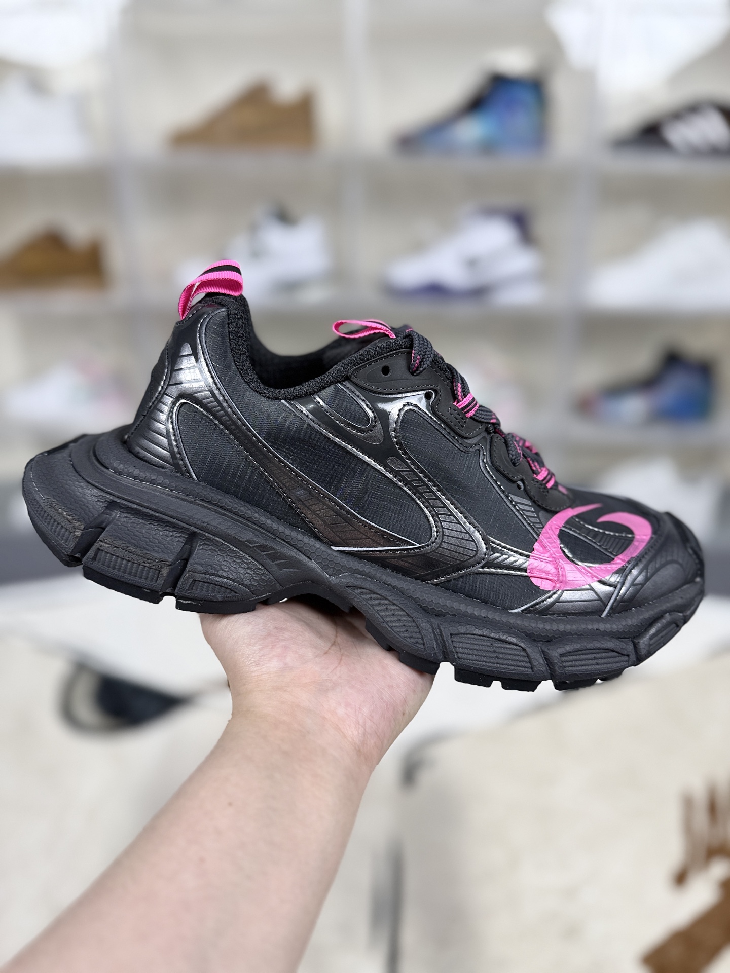 本地💰320   
▪️外贸纯原
Balenciaga巴黎世家 3XL PU涤纶橡胶 做旧效果 圆头系带 低帮 老爹鞋 男款 灰粉
▪️尺码：35-46（35 36 37 38 39 40 41 42 43 44 45 46）
▪️货号：734734
▪️巴黎世家3XL系列鞋款以其独特的设计和优质的脚感备受关注。鞋面采用网布和聚氨酯材料，结合多处蕾丝细节，鞋头边缘和后部饰以Balenciaga标识，鞋舌上则饰有3XL橡胶品牌标志，并点缀反光细节，整体设计感十足。在奢侈品牌鞋款中，巴黎世家3XL的脚感表现优秀。鞋底较厚，提供了良好的缓震效果，虽然不及专业运动鞋那般软弹，但对于日常穿搭和凹造型已经足够。网面设计使得鞋子非常透气，适合在温暖或炎热的天气中穿着。不过，北方的朋友在寒冷天气穿着时可能需要搭配厚袜子。巴黎世家3XL鞋款设计独特，时尚感强，无论是搭配裙子还是裤子都能展现出独特的气质。无论是日常出行还是参加派对，都能轻松吸引眼球。
*巴黎世家3XL鞋款的尺码与Balenciaga其他鞋款相似，如果之前购买过该品牌的轮胎鞋或Track鞋款，可以按照相同尺码购买。若未购买过，可参考LV、Gucci、McQueen等品牌的尺码。对于经常穿Nike和Adidas等运动鞋的朋友，建议买小一码。