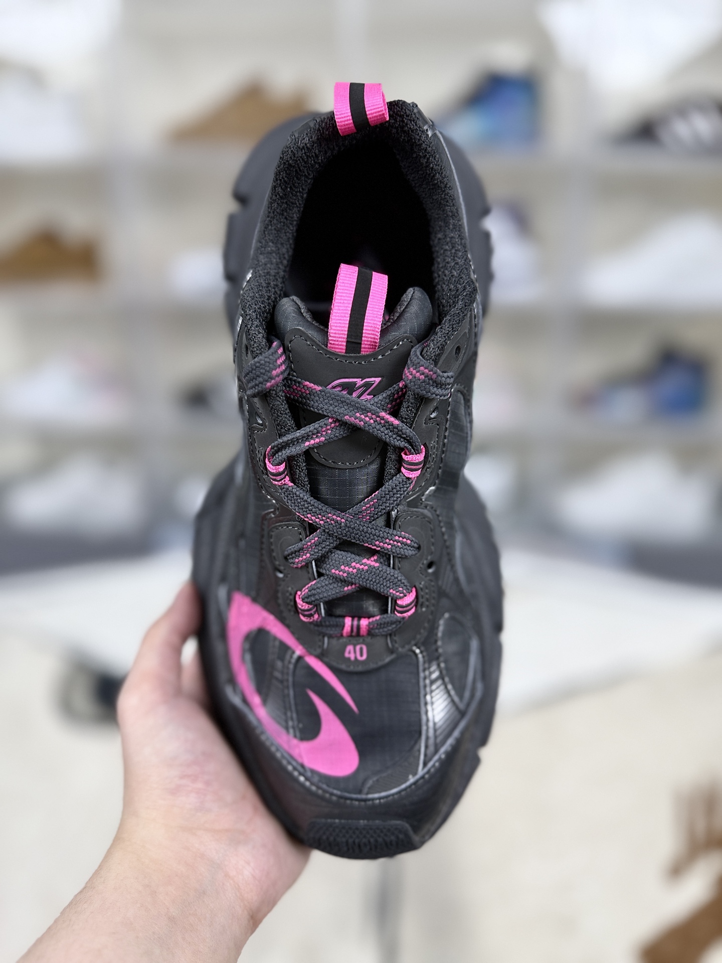 ▪️外贸纯原 Balenciaga巴黎世家 3XL PU涤纶橡胶 做旧效果 圆头系带 低帮 老爹鞋 男款 灰粉 ▪️ (35 36 37 38 39 40 41 42 43 44 45 46) ▪️货号:734734 ▪️巴黎世家3XL系列鞋款以其独特的设计和优质的脚感备受关注.鞋面采用网布和聚氨酯材料,结合多处蕾丝细节,鞋头边缘和后部饰以Balenciaga标识,鞋舌上则饰有3XL橡胶品牌标志,并点缀反光细节,整体设计感十足.在奢侈品牌鞋款中,巴黎世家3XL的脚感表现优秀.鞋底较厚,提供了良好的缓震效果,虽然不及专业运动鞋那般软弹,但对于日常穿搭和凹造型已经足够.网面设计使得鞋子非常透气,适合在温暖或炎热的天气中穿着.不过,北方的朋友在寒冷天气穿着时可能需要搭配厚袜子.巴黎世家3XL鞋款设计独特,时尚感强,无论是搭配裙子还是裤子都能展现出独特的气质.无论是日常出行还是参加派对,都能轻松吸引眼球. *巴黎世家3XL鞋款的尺码与Balenciaga其他鞋款相似,如果之前购买过该品牌的轮胎鞋或Track鞋款,可以按照相同尺码购买.若未购买过,可参考LV、Gucci、McQueen等品牌的尺码.对于经常穿Nike和Adidas等运动鞋的朋友,建议买小一码.