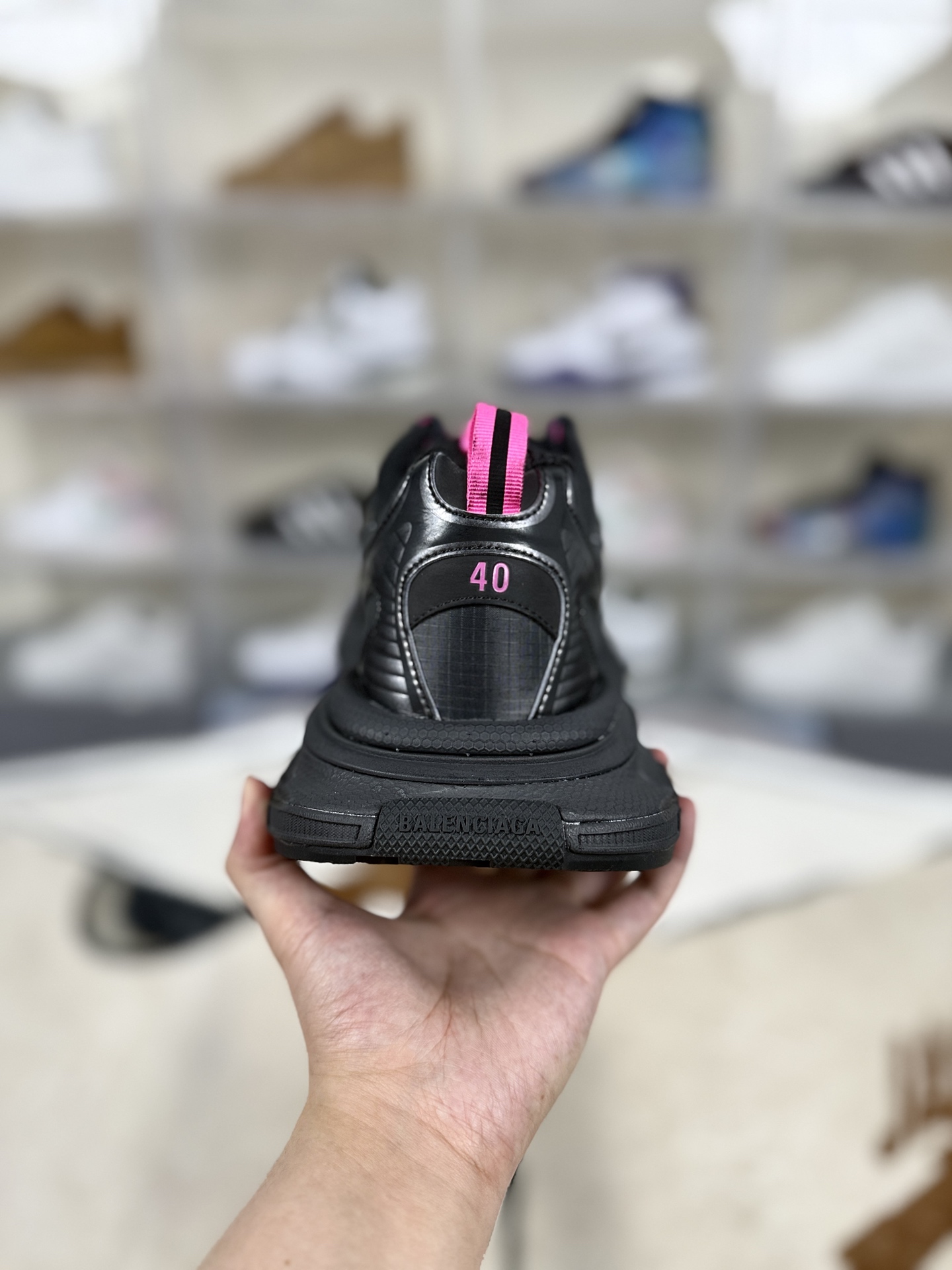 ▪️外贸纯原 Balenciaga巴黎世家 3XL PU涤纶橡胶 做旧效果 圆头系带 低帮 老爹鞋 男款 灰粉 ▪️ (35 36 37 38 39 40 41 42 43 44 45 46) ▪️货号:734734 ▪️巴黎世家3XL系列鞋款以其独特的设计和优质的脚感备受关注.鞋面采用网布和聚氨酯材料,结合多处蕾丝细节,鞋头边缘和后部饰以Balenciaga标识,鞋舌上则饰有3XL橡胶品牌标志,并点缀反光细节,整体设计感十足.在奢侈品牌鞋款中,巴黎世家3XL的脚感表现优秀.鞋底较厚,提供了良好的缓震效果,虽然不及专业运动鞋那般软弹,但对于日常穿搭和凹造型已经足够.网面设计使得鞋子非常透气,适合在温暖或炎热的天气中穿着.不过,北方的朋友在寒冷天气穿着时可能需要搭配厚袜子.巴黎世家3XL鞋款设计独特,时尚感强,无论是搭配裙子还是裤子都能展现出独特的气质.无论是日常出行还是参加派对,都能轻松吸引眼球. *巴黎世家3XL鞋款的尺码与Balenciaga其他鞋款相似,如果之前购买过该品牌的轮胎鞋或Track鞋款,可以按照相同尺码购买.若未购买过,可参考LV、Gucci、McQueen等品牌的尺码.对于经常穿Nike和Adidas等运动鞋的朋友,建议买小一码.