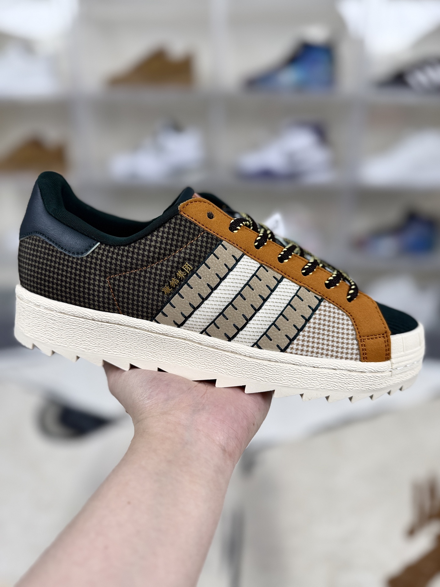 ▪️D版纯原 CLOT x adidas originals SUPERSTAR PATCHWORK 舒适百搭 鸳鸯 生活休闲鞋 男女同款 米棕 贝壳头 ▪️ (352⁄3 36 362⁄3 371⁄3 38 382⁄3 391⁄3 40 402⁄3 411⁄3 42 422⁄3 431⁄3 44 451⁄3) ▪️货号:JR6490 ▪️adidas Originals Superstar诞生于1969年,是第一双将全皮面鞋身与橡胶鞋头结合在一起的低帮篮球鞋,Superstar最开始 是作为高帮篮球鞋ProModel的低帮版本而出现的,但因为其独特和醒目的橡胶鞋头造型而让大家熟知,被大家形象地称为“shelltoe”贝壳头.在70年代的美国职业篮球场上,接近3/4的NBA球员都将这双Superstar作为场上用鞋,80年代之后,经过不断的改良和发展,Superstar逐渐成为横跨时装、音乐、街头文化、休闲和运动等各大领域的时尚潮鞋.