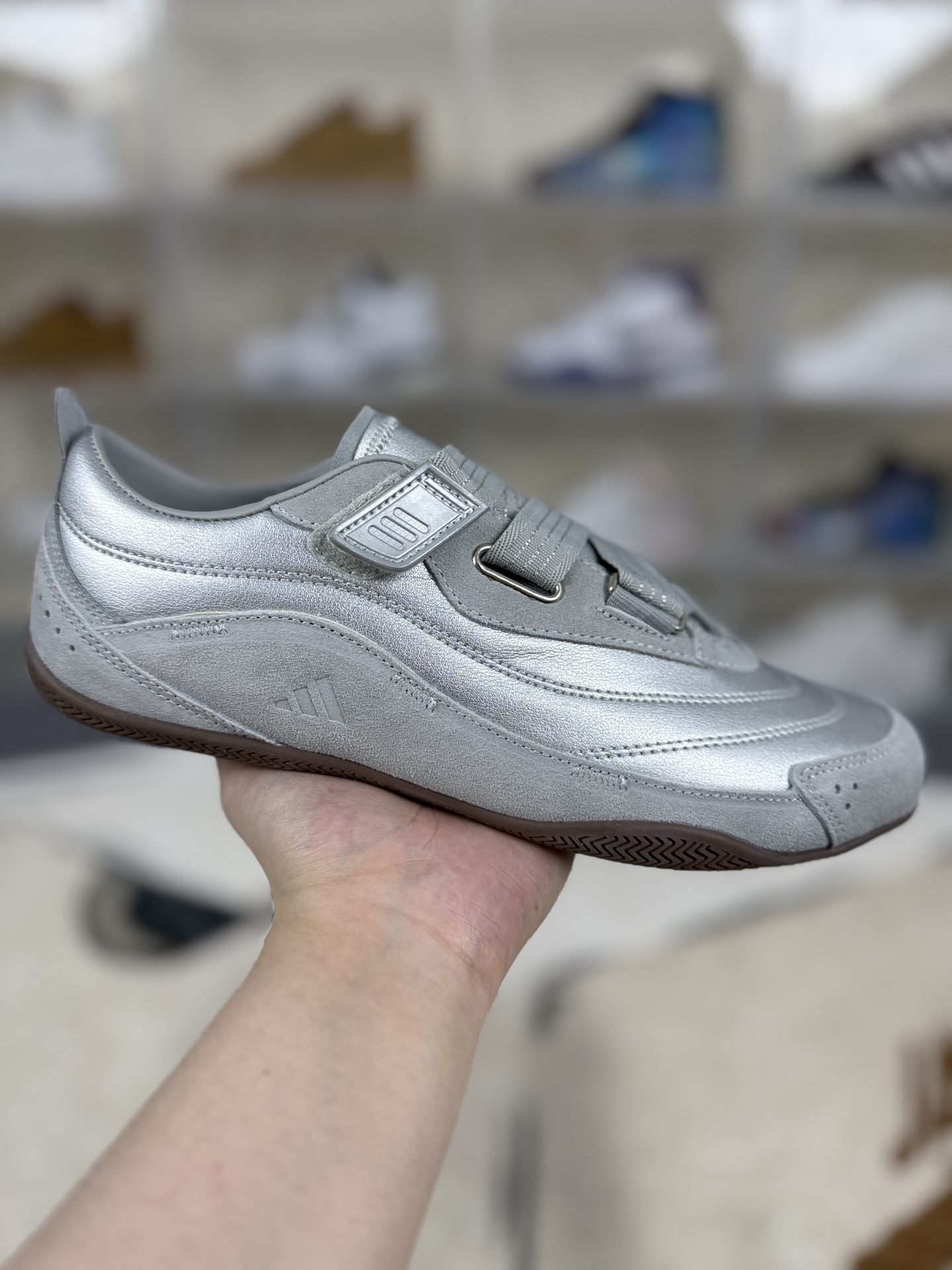 本地💰170   
▪️LX纯原
adidas FOS URBAN REVERIE 舒适百搭 耐磨 低帮 生活休闲鞋 女款 银色
▪️尺码：35.5-40（35⅔ 36 36⅔ 37⅓ 38 38⅔ 39⅓ 40）
▪️货号：JQ9392
▪️adidas FOS URBAN REVERIE 是阿迪达斯推出的兼具时尚与舒适的轻运动休闲鞋款。将优雅芭蕾美学与前卫未来主义元素结合，低帮鞋型搭配轻薄鞋底，保留芭蕾舞鞋的柔美灵动感，同时融入侧边鞋带装饰、鞋跟细节等时尚元素，展现个性与优雅并存的风格。鞋面多采用麂皮、粒面皮革或网眼布等材质，触感细腻，兼具透气性与高级质感，部分款式通过绒面革饰面打造华美纹理感。超薄鞋底设计减轻整体重量，行走时提供良好的缓震效果，如“踩云感”，长时间穿着不易疲劳。鞋面材质透气性佳，保持双脚干爽，适合日常长时间活动。贴合脚型，魔术贴或鞋带设计方便调节松紧，确保舒适贴合。adidas FOS URBAN REVERIE 是一款集时尚设计、舒适脚感与实用功能于一身的休闲鞋款，适合追求个性与舒适的都市人群，尤其适合日常通勤、逛街等场景。