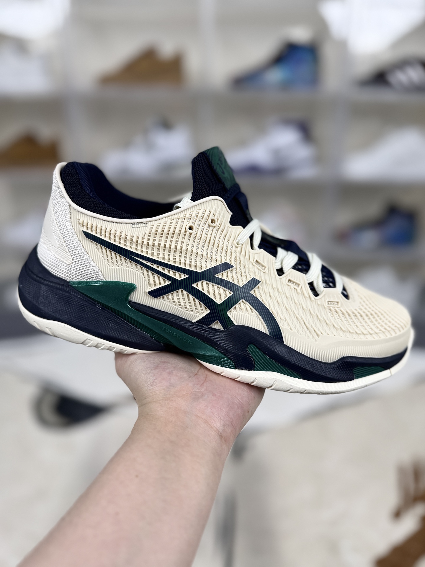 ▪️Y版纯原 Asics Court FF 3 Novak 舒适百搭 耐磨 低帮 网球鞋 男女款 米墨绿 网球鞋 ▪️ (36 37 37.5 38 39 39.5 40 40.5 41.5 42 42.5 43.5 44 44.5 45 46) ▪️货号:1041A370-105 ▪️COURT FF 3鞋面采用PU支撑裁片,提供了横向和纵向移动的灵活性的同时提升了足部移动时的稳定性;袜套式鞋口设计,提供很好的包裹性;分离式中足稳定片,改善扭转刚度,增加制动力和推进力;分离式后掌,增大触地面积之余,能够减少滑步耗时,降低身体负荷.