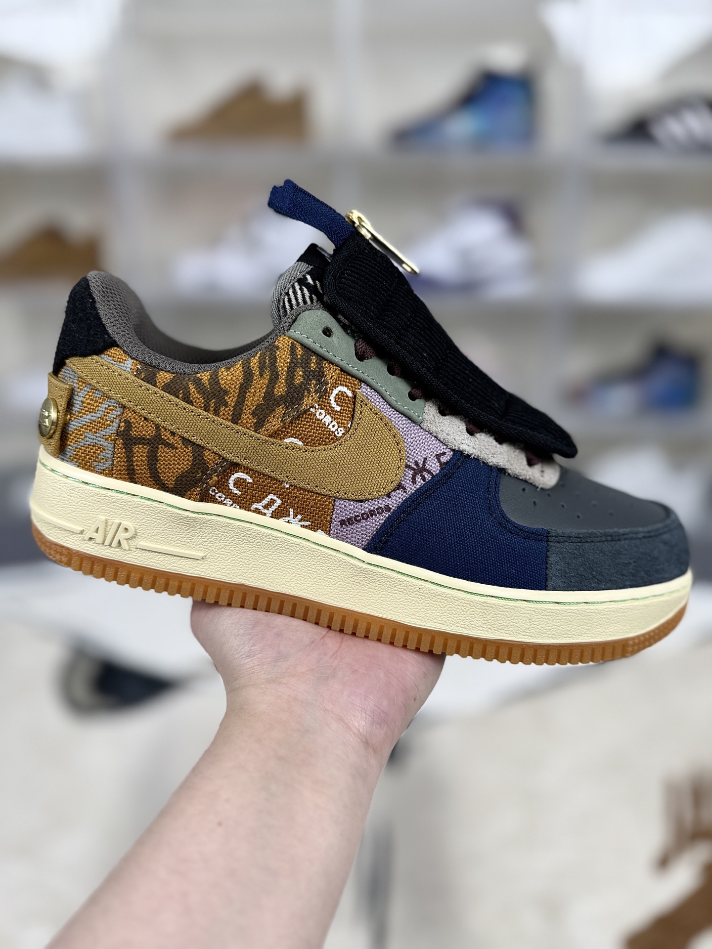 ▪️D版纯原 Travis Scott x Nike Air Force 1 Cactus Jack TS 拼接 低帮 板鞋 男女同款 黄色 空军一号 ▪️ (35.5 36 36.5 37.5 38 38.5 39 40 40.5 41 42 42.5 43 44 44.5 45 46) ▪️货号:CN2405-900 ▪️Nike Air Force 1板鞋是一款经典之作,自1982年首次推出以来,便深受喜爱,成为运动鞋界的传奇.由设计师Bruce Kilgore于1982年推出.是首款采用Nike Air气垫技术的篮球鞋,革新了篮球比赛及运动鞋文化.问世30余年来,Air Force 1仍然坚守本色,成为经典百搭的首选鞋款.简洁大方的设计风格,无论是低帮、中帮还是高帮款式,都保留了经典的轮廓与线条.鞋面采用优质牛皮革或其他高级材料制作,不仅触感柔软舒适,而且耐用性强.Air气垫技术提供良好的缓震效果,减轻脚部疲劳感,适合日常穿着和长时间行走.橡胶大底提供卓越的抓地力和稳定性,确保在各种路况下的安全行走.透气孔设计确保鞋内环境干爽舒适,避免长时间穿着产生闷热感.Air Force 1不仅是一种运动鞋,更是一种文化象征,承载着篮球文化、街头潮流与时尚融合的独特魅力.Air Force 1适用于各种不同的场合和穿搭风格,无论是街头潮流、日常通勤还是半正式场合都能自由搭配.