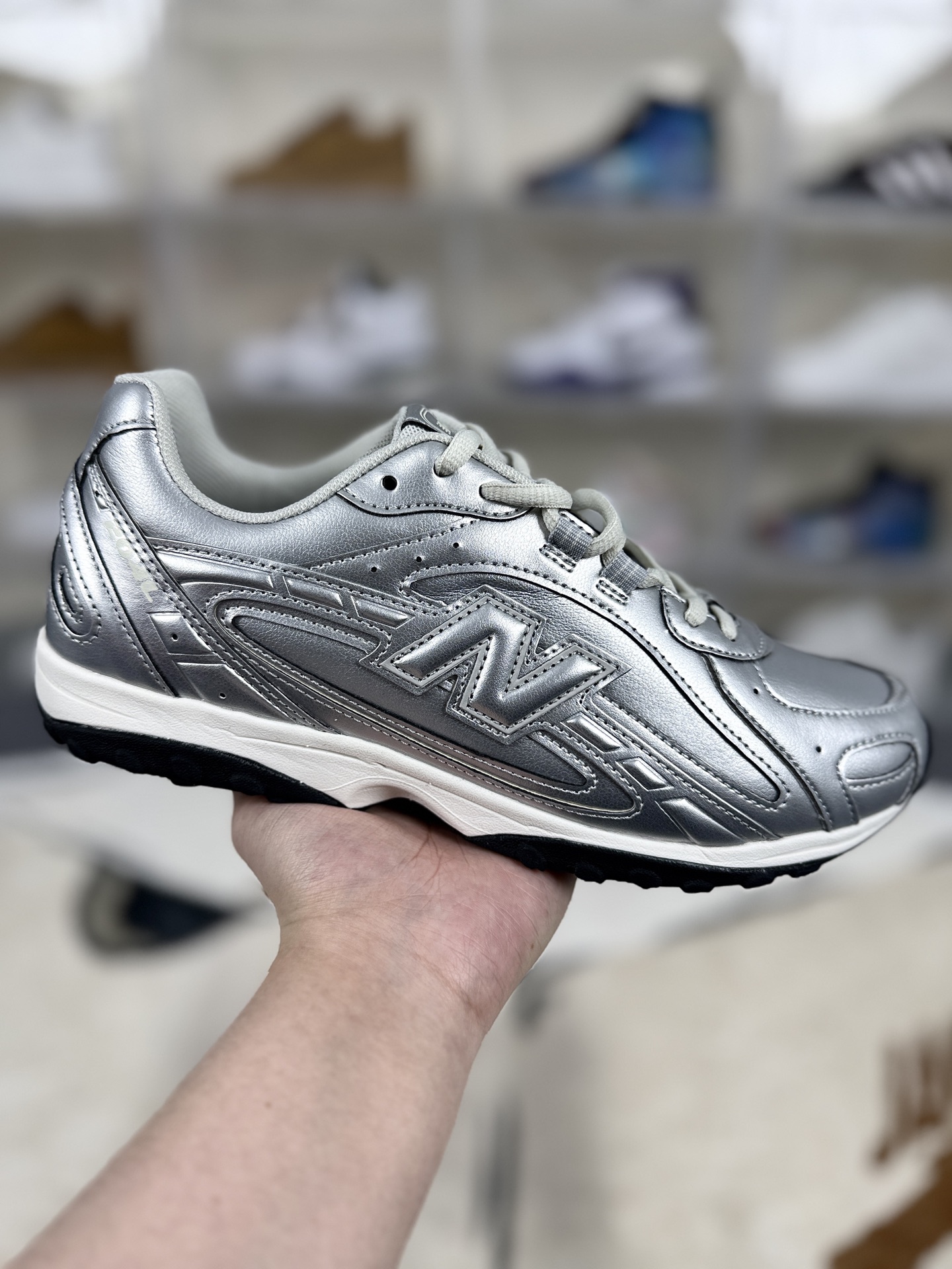本地💰180   
▪️Z版纯原
New Balance 204L 舒适柔软 支撑 生活休闲鞋 男女同款 银色 新百伦
▪️尺码：36-47（36 37 37.5 38 38.5 39.5 40 40.5 41.5 42 42.5 43 44 44.5 45 46.5 47）
▪️货号：U204LMMF
▪️New Balance 204L 是一款经典而又时尚的运动鞋。采用高品质的材料制作，鞋面设计既透气又舒适，能够很好地贴合脚型。中底搭载品牌特有的缓震技术，提供出色的缓冲效果，保护双脚在运动过程中免受冲击。大底则选用耐磨材料，抓地力强，确保在各种地形上的稳定性。外观设计简约大方，配色多样，适合日常穿搭或运动健身。