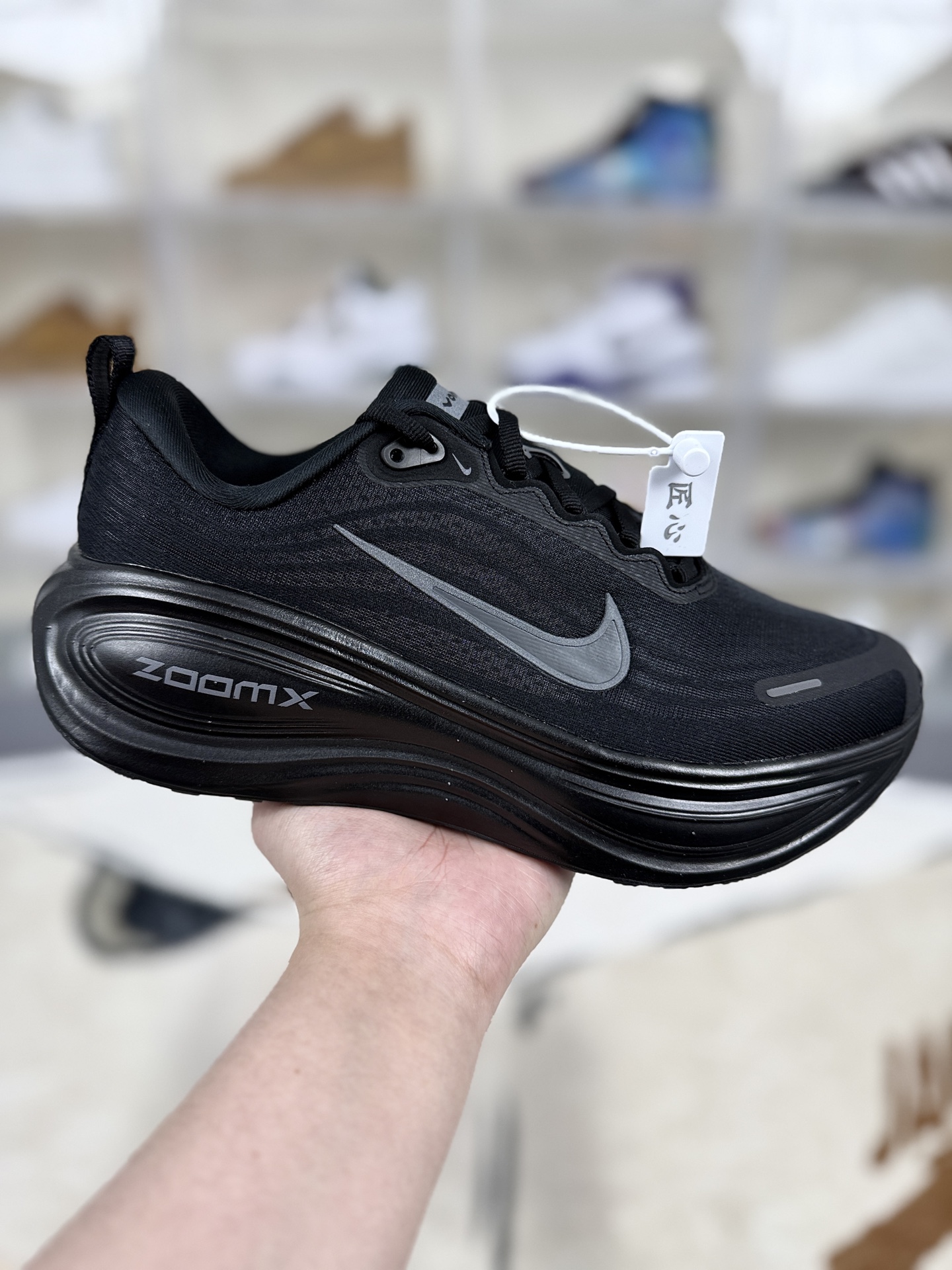 ▪️匠心纯原 原厂双层超临界中底 Nike Vomero Plus 舒适百搭防滑耐磨 低帮 ZoomX中底 休闲长跑短跑跑步鞋 男女款 黑白 ▪️ (36 36.5 37.5 38 38.5 39 40 40.5 41 42 42.5 43 44 44.5 45 46) ▪️货号:HV8150-003/HV8154-001 ▪️Nike Vomero Plus(超级迈柔)是耐克推出的主打极致缓震的跑步鞋.采用全掌ZoomX泡棉中底,厚度约5厘米,提供超强回弹与缓震性能,能量回馈出色,适合长距离跑步、恢复跑及综合训练.工程网面材质,轻盈透气,搭配波浪纹设计增强强度,包裹性良好,适合宽脚型.外底高磨损区域采用橡胶材质,抓地力强,弧形几何设计确保过渡流畅.ZoomX泡棉柔软Q弹,能有效吸收冲击力,长距离后半程仍保持稳定反馈,适合大体重跑者.兼顾缓震与轻盈,适合追求舒适与性能平衡的跑者.适合日常训练、长距离慢跑、恢复跑及部分速度课,尤其适合半马/全马选手.