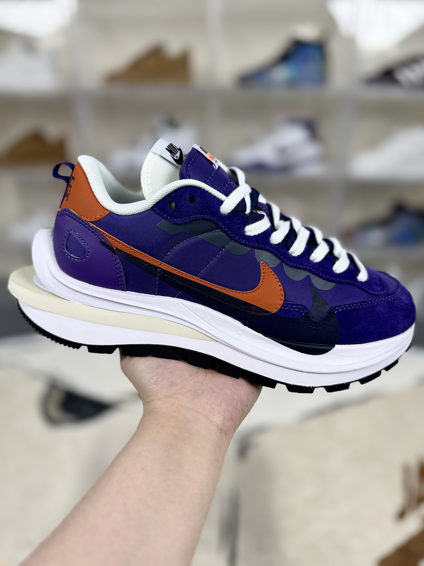 ▪️Y版纯原 Sacai x Nike VaporWaffle 运动舒适 低帮 生活休闲鞋 男女同款 紫金 华夫鞋 ▪️ (36 36.5 37.5 38 38.5 39 40 40.5 41 42 42.5 43 44 44.5 45 46 47.5) ▪️货号:DD1875-500 ▪️在开创未来之时,致敬过往同样重要,Nike x sacai VaporWaffle 正是为那些有远见卓识的人而设计.得益于阿部千登势(Chitose Abe)独树一帜的设计手法,该鞋款将曾屡创记录的 Vaporfly 和源于 1983 年推出的的经典 Pegasus 融为一体,诸多匠心细节令跑者的过去和未来在这里交汇结合;其配色灵感源于 1984年夏天琼•本诺伊特,萨缪尔森的马拉松比赛夺冠之战;舒适稳固的鞋面巧搭经典华夫格外底,塑就具有开创性的 sacai 前卫造型,同时为你的双足带来舒适贴合感受.