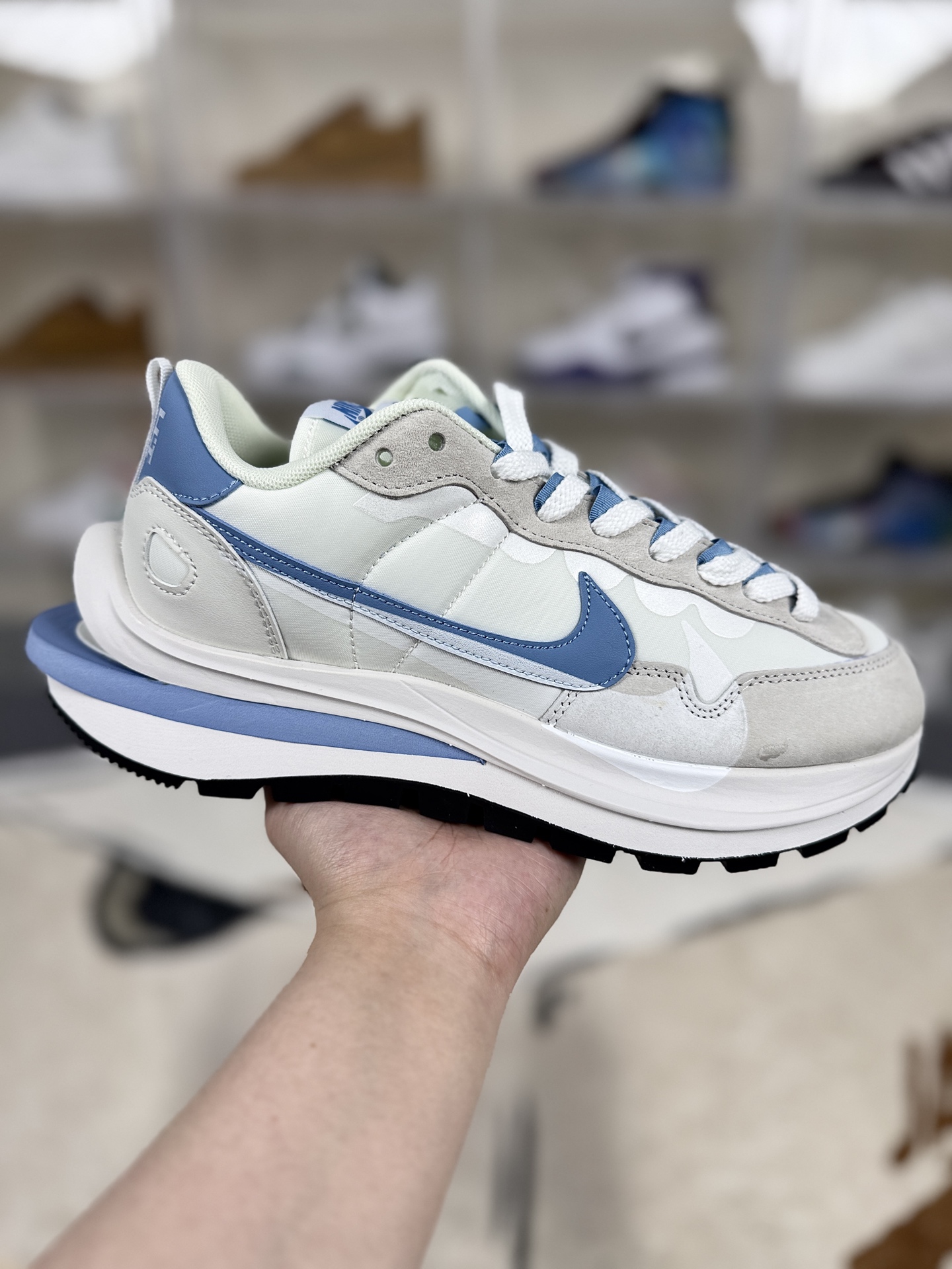 ▪️Y版纯原 Sacai x Nike VaporWaffle 运动舒适 低帮 生活休闲鞋 男女同款 白蓝 华夫鞋 ▪️ (36 36.5 37.5 38 38.5 39 40 40.5 41 42 42.5 43 44 44.5 45 46 47.5) ▪️货号:DD1875-112 ▪️在开创未来之时,致敬过往同样重要,Nike x sacai VaporWaffle 正是为那些有远见卓识的人而设计.得益于阿部千登势(Chitose Abe)独树一帜的设计手法,该鞋款将曾屡创记录的 Vaporfly 和源于 1983 年推出的的经典 Pegasus 融为一体,诸多匠心细节令跑者的过去和未来在这里交汇结合;其配色灵感源于 1984年夏天琼•本诺伊特,萨缪尔森的马拉松比赛夺冠之战;舒适稳固的鞋面巧搭经典华夫格外底,塑就具有开创性的 sacai 前卫造型,同时为你的双足带来舒适贴合感受.
