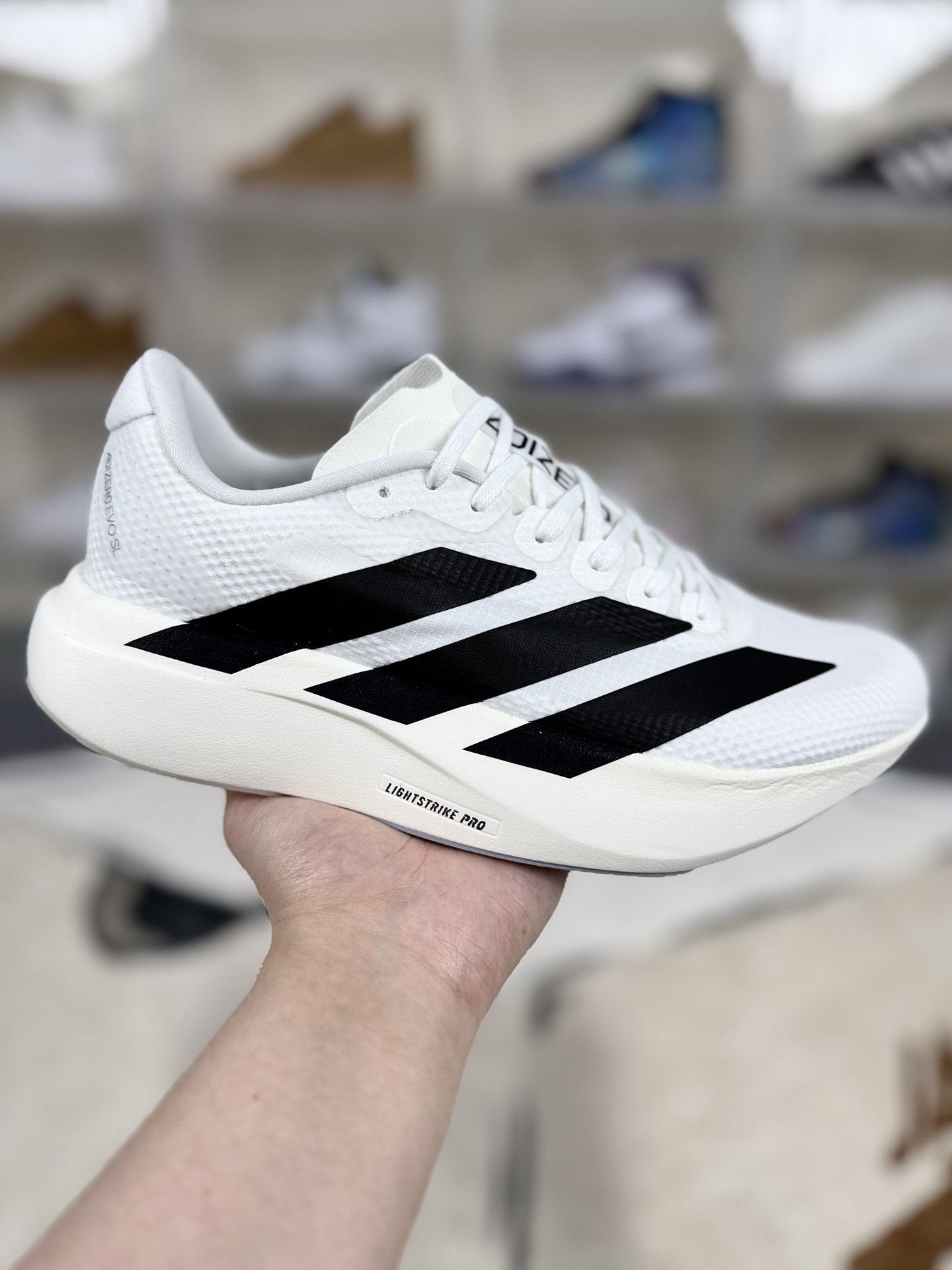 ▪️QD版本 adidas Adizero Evo SL 户外升级款 减震耐磨 低帮 马拉松训练长跑短跑竞速跑步鞋 男女款 白黑 ▪️ (36 362⁄3 371⁄3 38 382⁄3 391⁄3 40 402⁄3 411⁄3 42 422⁄3 431⁄3 44 442⁄3 451⁄3) ▪️货号:JR4736 ▪️Adizero Evo SL跑步鞋是阿迪达斯推出的一款备受瞩目的超轻跑鞋.这款鞋以其超轻量化设计脱颖而出,成为跑者的理想选择,尤其适合竞速训练和日常训练.搭载了Lightstrike Pro技术的中底纤维泡棉,这一技术通过采用更轻盈、更富弹性的泡棉材质,为跑者提供了出色的缓震和回弹效果,让每一步都充满力量且轻松顺畅.无论是在长距离的慢跑还是高强度的冲刺跑中,都能感受到明显的缓震效果.鞋底采用了ContinentalTM马牌橡胶大底,这种设计确保了优异的抓地力和耐磨性,让跑者在各种地形中都能保持稳定.Adizero Evo SL的鞋面选用了轻质透气的材料,显著提升了跑步过程中的通风效果.鞋底的设计注重了耐磨性和抓地力的平衡.厚实的马牌橡胶大底不仅提供了稳定的支撑,还确保了在各种地面上的出色抓地效果.Adizero Evo SL适合各种训练和日常穿着.无论是有氧慢跑、节奏跑还是速度训练,这款鞋都能提供令人满意的性能支撑.