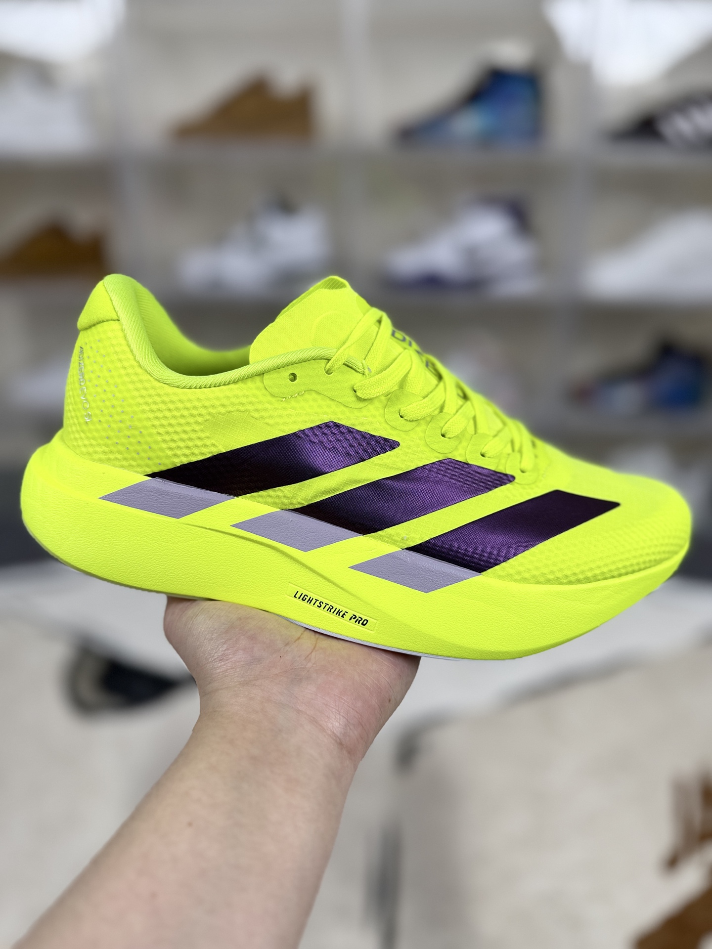 ▪️QD版本 adidas Adizero Evo SL 户外升级款 减震耐磨 低帮 马拉松训练长跑短跑竞速跑步鞋 男女款 荧光绿 ▪️ (36 362⁄3 371⁄3 38 382⁄3 391⁄3 40 402⁄3 411⁄3 42 422⁄3 431⁄3 44 442⁄3 451⁄3) ▪️货号:JR2024 ▪️Adizero Evo SL跑步鞋是阿迪达斯推出的一款备受瞩目的超轻跑鞋.这款鞋以其超轻量化设计脱颖而出,成为跑者的理想选择,尤其适合竞速训练和日常训练.搭载了Lightstrike Pro技术的中底纤维泡棉,这一技术通过采用更轻盈、更富弹性的泡棉材质,为跑者提供了出色的缓震和回弹效果,让每一步都充满力量且轻松顺畅.无论是在长距离的慢跑还是高强度的冲刺跑中,都能感受到明显的缓震效果.鞋底采用了ContinentalTM马牌橡胶大底,这种设计确保了优异的抓地力和耐磨性,让跑者在各种地形中都能保持稳定.Adizero Evo SL的鞋面选用了轻质透气的材料,显著提升了跑步过程中的通风效果.鞋底的设计注重了耐磨性和抓地力的平衡.厚实的马牌橡胶大底不仅提供了稳定的支撑,还确保了在各种地面上的出色抓地效果.Adizero Evo SL适合各种训练和日常穿着.无论是有氧慢跑、节奏跑还是速度训练,这款鞋都能提供令人满意的性能支撑.
