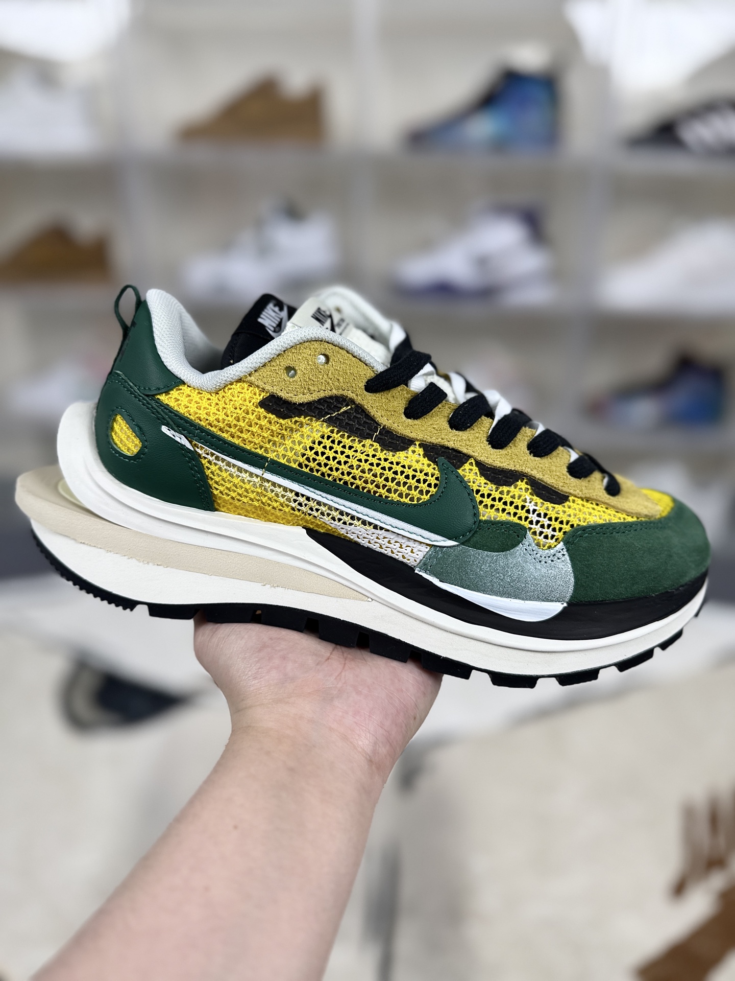 ▪️Y版纯原 Sacai x Nike VaporWaffle 运动舒适 低帮 生活休闲鞋 男女同款 黄绿 华夫鞋 ▪️ (36 36.5 37.5 38 38.5 39 40 40.5 41 42 42.5 43 44 44.5 45 46 47.5) ▪️货号:CV1363-700 ▪️在开创未来之时,致敬过往同样重要,Nike x sacai VaporWaffle 正是为那些有远见卓识的人而设计.得益于阿部千登势(Chitose Abe)独树一帜的设计手法,该鞋款将曾屡创记录的 Vaporfly 和源于 1983 年推出的的经典 Pegasus 融为一体,诸多匠心细节令跑者的过去和未来在这里交汇结合;其配色灵感源于 1984年夏天琼•本诺伊特,萨缪尔森的马拉松比赛夺冠之战;舒适稳固的鞋面巧搭经典华夫格外底,塑就具有开创性的 sacai 前卫造型,同时为你的双足带来舒适贴合感受.