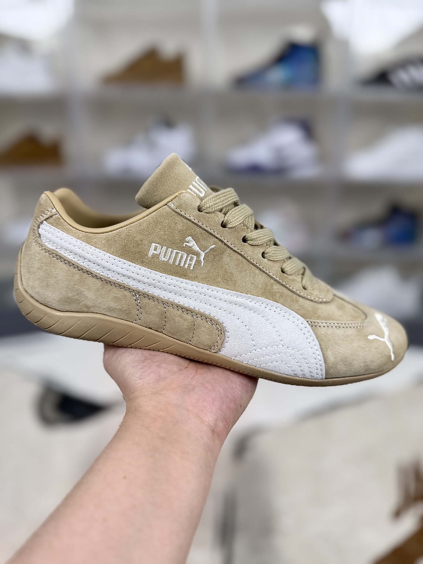 本地💰140   
▪️CH纯原
PUMA彪马 Speedcat 系列 TTF 百搭舒适 薄底 赛车 德训 复古 耐磨 低帮 生活休闲鞋 男女同款 棕褐色
▪️尺码：35.5-45（35.5 36 36.5 37 37.5 38 38.5 39 40 40.5 41 42 42.5 43 44 44.5 45）
▪️货号：403903-02
▪️Speedcat OG的设计灵感来源于上世纪90年代的赛车鞋，尤其是F1赛车手的赛道战靴。其流线型的鞋身和充满张力的线条，仿佛一辆低趴极速跑车，让人一眼就能感受到速度与激情。鞋面采用类麂皮和磨砂皮拼接，手感柔软且富有质感。这种材质不仅耐磨、防刮，还具有一定的复古做旧风格，使鞋子更加独特和时尚。鞋头部位绣制了PUMA标志性的美洲狮图案，鞋舌与Formstrip上方则融入了金色Logo，彰显品牌身份。同时，鞋子还采用了立体刺绣和烫金工艺，提升了整体的精致感。Speedcat OG的内里包裹感特别贴合，不会磨脚也不会闷热。其采用了NITRO氮气科技中底，将氮气注入超临界发泡材料，柔软舒适且能量反馈好，走起来脚底有Q弹的反馈感。鞋底采用了橡胶材质，并设计了防滑纹路，大大提升了抓地力。无论是走在湿滑的地面上还是进行剧烈运动时，都能保持稳定性和安全性。Speedcat OG自推出以来就备受明星青睐，YG小公主ROSÉ、欧美时尚巨星Bella Hadid和Dua Lipa等人都曾穿着这款鞋子亮相。明星效应进一步提升了Speedcat OG的知名度和影响力。