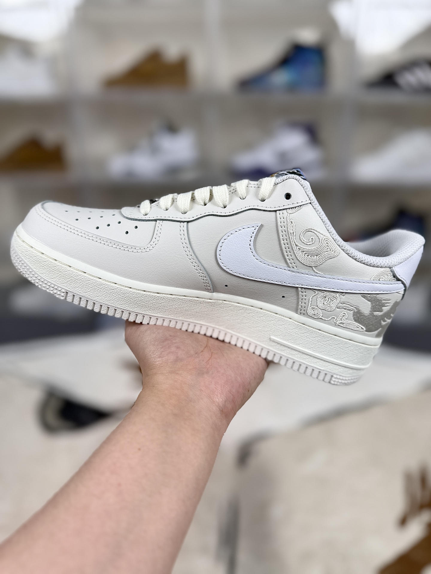 价格调整本地💰260   
▪️匠心纯原 原厂全头层
Nike Air Force 1 Low CNY 舒适百搭 “马年” 防滑耐磨 低帮 板鞋 男女款 浅米色 空军一号
▪️尺码：36-46（36 36.5 37.5 38 38.5 39 40 40.5 41 42 42.5 43 44 44.5 45 46）
▪️货号：IQ1119-011
▪️Nike Air Force 1板鞋是一款经典之作，自1982年首次推出以来，便深受喜爱，成为运动鞋界的传奇。由设计师Bruce Kilgore于1982年推出。是首款采用Nike Air气垫技术的篮球鞋，革新了篮球比赛及运动鞋文化。问世30余年来，Air Force 1仍然坚守本色，成为经典百搭的首选鞋款。简洁大方的设计风格，无论是低帮、中帮还是高帮款式，都保留了经典的轮廓与线条。鞋面采用优质牛皮革或其他高级材料制作，不仅触感柔软舒适，而且耐用性强。Air气垫技术提供良好的缓震效果，减轻脚部疲劳感，适合日常穿着和长时间行走。橡胶大底提供卓越的抓地力和稳定性，确保在各种路况下的安全行走。透气孔设计确保鞋内环境干爽舒适，避免长时间穿着产生闷热感。Air Force 1不仅是一种运动鞋，更是一种文化象征，承载着篮球文化、街头潮流与时尚融合的独特魅力。Air Force 1适用于各种不同的场合和穿搭风格，无论是街头潮流、日常通勤还是半正式场合都能自由搭配。