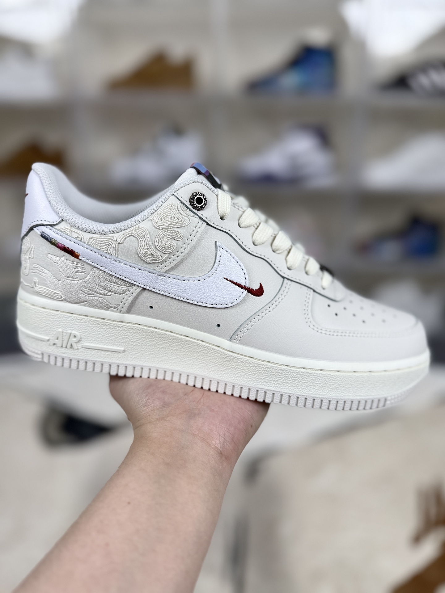 价格调整本地💰260   
▪️匠心纯原 原厂全头层
Nike Air Force 1 Low CNY 舒适百搭 “马年” 防滑耐磨 低帮 板鞋 男女款 浅米色 空军一号
▪️尺码：36-46（36 36.5 37.5 38 38.5 39 40 40.5 41 42 42.5 43 44 44.5 45 46）
▪️货号：IQ1119-011
▪️Nike Air Force 1板鞋是一款经典之作，自1982年首次推出以来，便深受喜爱，成为运动鞋界的传奇。由设计师Bruce Kilgore于1982年推出。是首款采用Nike Air气垫技术的篮球鞋，革新了篮球比赛及运动鞋文化。问世30余年来，Air Force 1仍然坚守本色，成为经典百搭的首选鞋款。简洁大方的设计风格，无论是低帮、中帮还是高帮款式，都保留了经典的轮廓与线条。鞋面采用优质牛皮革或其他高级材料制作，不仅触感柔软舒适，而且耐用性强。Air气垫技术提供良好的缓震效果，减轻脚部疲劳感，适合日常穿着和长时间行走。橡胶大底提供卓越的抓地力和稳定性，确保在各种路况下的安全行走。透气孔设计确保鞋内环境干爽舒适，避免长时间穿着产生闷热感。Air Force 1不仅是一种运动鞋，更是一种文化象征，承载着篮球文化、街头潮流与时尚融合的独特魅力。Air Force 1适用于各种不同的场合和穿搭风格，无论是街头潮流、日常通勤还是半正式场合都能自由搭配。