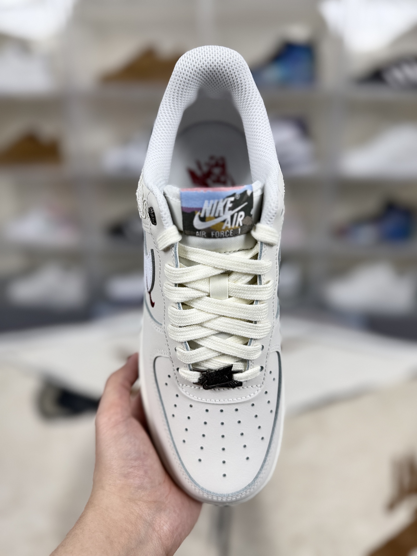 价格调整本地💰260   
▪️匠心纯原 原厂全头层
Nike Air Force 1 Low CNY 舒适百搭 “马年” 防滑耐磨 低帮 板鞋 男女款 浅米色 空军一号
▪️尺码：36-46（36 36.5 37.5 38 38.5 39 40 40.5 41 42 42.5 43 44 44.5 45 46）
▪️货号：IQ1119-011
▪️Nike Air Force 1板鞋是一款经典之作，自1982年首次推出以来，便深受喜爱，成为运动鞋界的传奇。由设计师Bruce Kilgore于1982年推出。是首款采用Nike Air气垫技术的篮球鞋，革新了篮球比赛及运动鞋文化。问世30余年来，Air Force 1仍然坚守本色，成为经典百搭的首选鞋款。简洁大方的设计风格，无论是低帮、中帮还是高帮款式，都保留了经典的轮廓与线条。鞋面采用优质牛皮革或其他高级材料制作，不仅触感柔软舒适，而且耐用性强。Air气垫技术提供良好的缓震效果，减轻脚部疲劳感，适合日常穿着和长时间行走。橡胶大底提供卓越的抓地力和稳定性，确保在各种路况下的安全行走。透气孔设计确保鞋内环境干爽舒适，避免长时间穿着产生闷热感。Air Force 1不仅是一种运动鞋，更是一种文化象征，承载着篮球文化、街头潮流与时尚融合的独特魅力。Air Force 1适用于各种不同的场合和穿搭风格，无论是街头潮流、日常通勤还是半正式场合都能自由搭配。