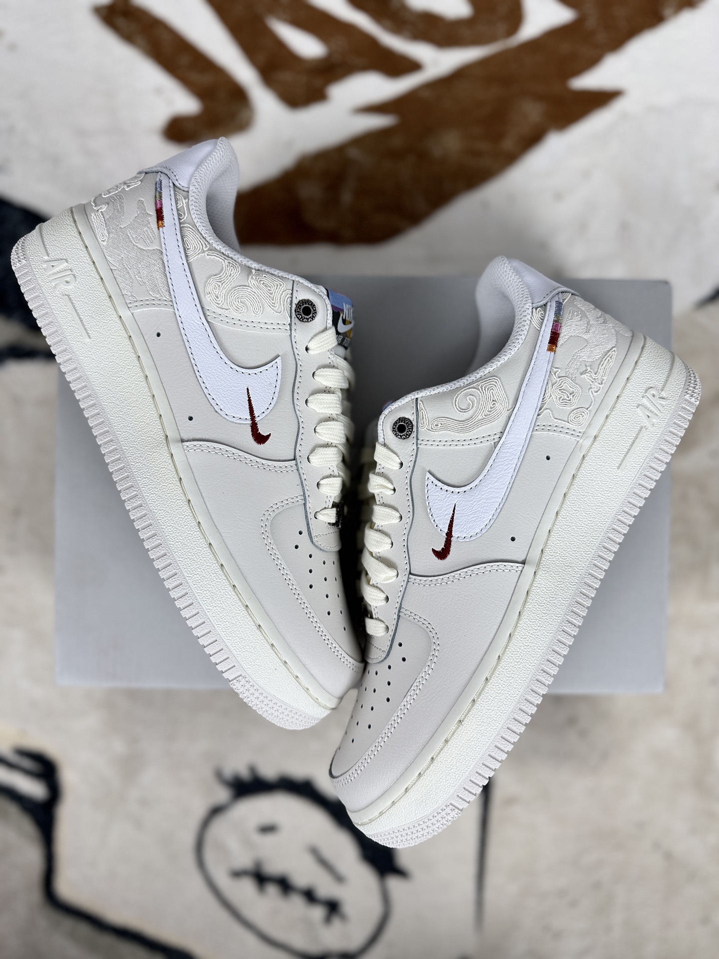 价格调整本地💰260   
▪️匠心纯原 原厂全头层
Nike Air Force 1 Low CNY 舒适百搭 “马年” 防滑耐磨 低帮 板鞋 男女款 浅米色 空军一号
▪️尺码：36-46（36 36.5 37.5 38 38.5 39 40 40.5 41 42 42.5 43 44 44.5 45 46）
▪️货号：IQ1119-011
▪️Nike Air Force 1板鞋是一款经典之作，自1982年首次推出以来，便深受喜爱，成为运动鞋界的传奇。由设计师Bruce Kilgore于1982年推出。是首款采用Nike Air气垫技术的篮球鞋，革新了篮球比赛及运动鞋文化。问世30余年来，Air Force 1仍然坚守本色，成为经典百搭的首选鞋款。简洁大方的设计风格，无论是低帮、中帮还是高帮款式，都保留了经典的轮廓与线条。鞋面采用优质牛皮革或其他高级材料制作，不仅触感柔软舒适，而且耐用性强。Air气垫技术提供良好的缓震效果，减轻脚部疲劳感，适合日常穿着和长时间行走。橡胶大底提供卓越的抓地力和稳定性，确保在各种路况下的安全行走。透气孔设计确保鞋内环境干爽舒适，避免长时间穿着产生闷热感。Air Force 1不仅是一种运动鞋，更是一种文化象征，承载着篮球文化、街头潮流与时尚融合的独特魅力。Air Force 1适用于各种不同的场合和穿搭风格，无论是街头潮流、日常通勤还是半正式场合都能自由搭配。