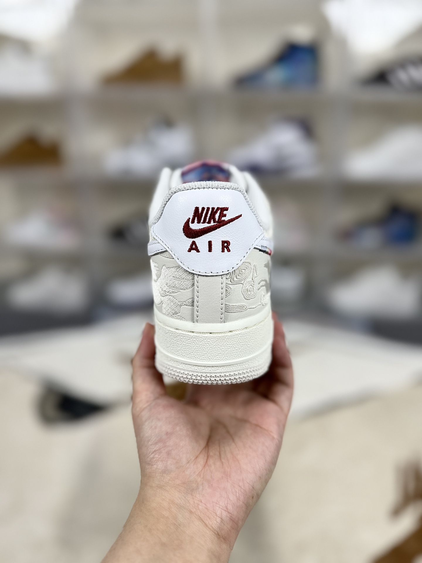 价格调整本地💰260   
▪️匠心纯原 原厂全头层
Nike Air Force 1 Low CNY 舒适百搭 “马年” 防滑耐磨 低帮 板鞋 男女款 浅米色 空军一号
▪️尺码：36-46（36 36.5 37.5 38 38.5 39 40 40.5 41 42 42.5 43 44 44.5 45 46）
▪️货号：IQ1119-011
▪️Nike Air Force 1板鞋是一款经典之作，自1982年首次推出以来，便深受喜爱，成为运动鞋界的传奇。由设计师Bruce Kilgore于1982年推出。是首款采用Nike Air气垫技术的篮球鞋，革新了篮球比赛及运动鞋文化。问世30余年来，Air Force 1仍然坚守本色，成为经典百搭的首选鞋款。简洁大方的设计风格，无论是低帮、中帮还是高帮款式，都保留了经典的轮廓与线条。鞋面采用优质牛皮革或其他高级材料制作，不仅触感柔软舒适，而且耐用性强。Air气垫技术提供良好的缓震效果，减轻脚部疲劳感，适合日常穿着和长时间行走。橡胶大底提供卓越的抓地力和稳定性，确保在各种路况下的安全行走。透气孔设计确保鞋内环境干爽舒适，避免长时间穿着产生闷热感。Air Force 1不仅是一种运动鞋，更是一种文化象征，承载着篮球文化、街头潮流与时尚融合的独特魅力。Air Force 1适用于各种不同的场合和穿搭风格，无论是街头潮流、日常通勤还是半正式场合都能自由搭配。