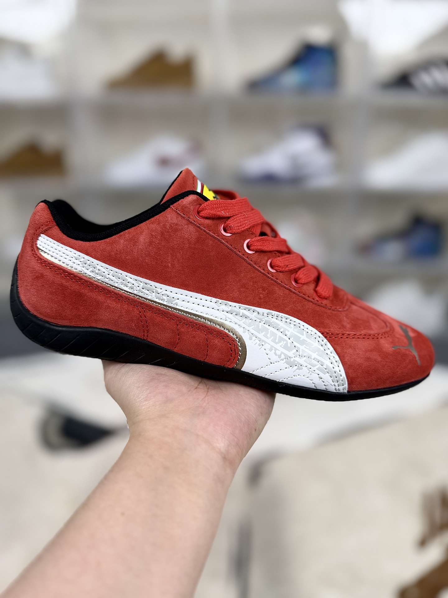 ▪️CH纯原 Ferrari 法拉利 x PUMA彪马 Speedcat 系列 舒适百搭 耐磨 低帮 生活休闲鞋 男女同款 红白色 ▪️ (35.5 36 36.5 37 37.5 38 38.5 39 40 40.5 41 42 42.5 43 44 44.5 45) ▪️货号:309180-01 ▪️Speedcat OG的设计灵感来源于上世纪90年代的赛车鞋,尤其是F1赛车手的赛道战靴.其流线型的鞋身和充满张力的线条,仿佛一辆低趴极速跑车,让人一眼就能感受到速度与激情.鞋面采用类麂皮和磨砂皮拼接,手感柔软且富有质感.这种材质不仅耐磨、防刮,还具有一定的复古做旧风格,使鞋子更加独特和时尚.鞋头部位绣制了PUMA标志性的美洲狮图案,鞋舌与Formstrip上方则融入了金色Logo,彰显品牌身份.同时,鞋子还采用了立体刺绣和烫金工艺,提升了整体的精致感.Speedcat OG的内里包裹感特别贴合,不会磨脚也不会闷热.其采用了NITRO氮气科技中底,将氮气注入超临界发泡材料,柔软舒适且能量反馈好,走起来脚底有Q弹的反馈感.鞋底采用了橡胶材质,并设计了防滑纹路,大大提升了抓地力.无论是走在湿滑的地面上还是进行剧烈运动时,都能保持稳定性和安全性.Speedcat OG自推出以来就备受明星青睐,YG小公主ROSÉ、欧美时尚巨星Bella Hadid和Dua Lipa等人都曾穿着这款鞋子亮相.明星效应进一步提升了Speedcat OG的知名度和影响力.