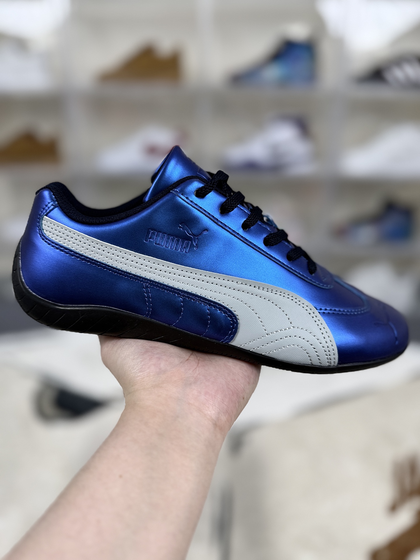 本地100 
▪️CH纯原
PUMA彪马 Speedcat 系列 橡胶 薄底德训赛车时尚舒适户外虹彩渐变Y2K镭射千禧风 包裹性平衡轻便保暖 生活休闲鞋 男女同款 蓝紫色
▪️尺码：35.5-45（35.5 36 36.5 37 37.5 38 38.5 39 40 40.5 41 42 42.5 43 44 44.5 45）
▪️货号：403685-01
▪️Speedcat OG的设计灵感来源于上世纪90年代的赛车鞋，尤其是F1赛车手的赛道战靴。其流线型的鞋身和充满张力的线条，仿佛一辆低趴极速跑车，让人一眼就能感受到速度与激情。鞋面采用类麂皮和磨砂皮拼接，手感柔软且富有质感。这种材质不仅耐磨、防刮，还具有一定的复古做旧风格，使鞋子更加独特和时尚。鞋头部位绣制了PUMA标志性的美洲狮图案，鞋舌与Formstrip上方则融入了金色Logo，彰显品牌身份。同时，鞋子还采用了立体刺绣和烫金工艺，提升了整体的精致感。Speedcat OG的内里包裹感特别贴合，不会磨脚也不会闷热。其采用了NITRO氮气科技中底，将氮气注入超临界发泡材料，柔软舒适且能量反馈好，走起来脚底有Q弹的反馈感。鞋底采用了橡胶材质，并设计了防滑纹路，大大提升了抓地力。无论是走在湿滑的地面上还是进行剧烈运动时，都能保持稳定性和安全性。Speedcat OG自推出以来就备受明星青睐，YG小公主ROSÉ、欧美时尚巨星Bella Hadid和Dua Lipa等人都曾穿着这款鞋子亮相。明星效应进一步提升了Speedcat OG的知名度和影响力。