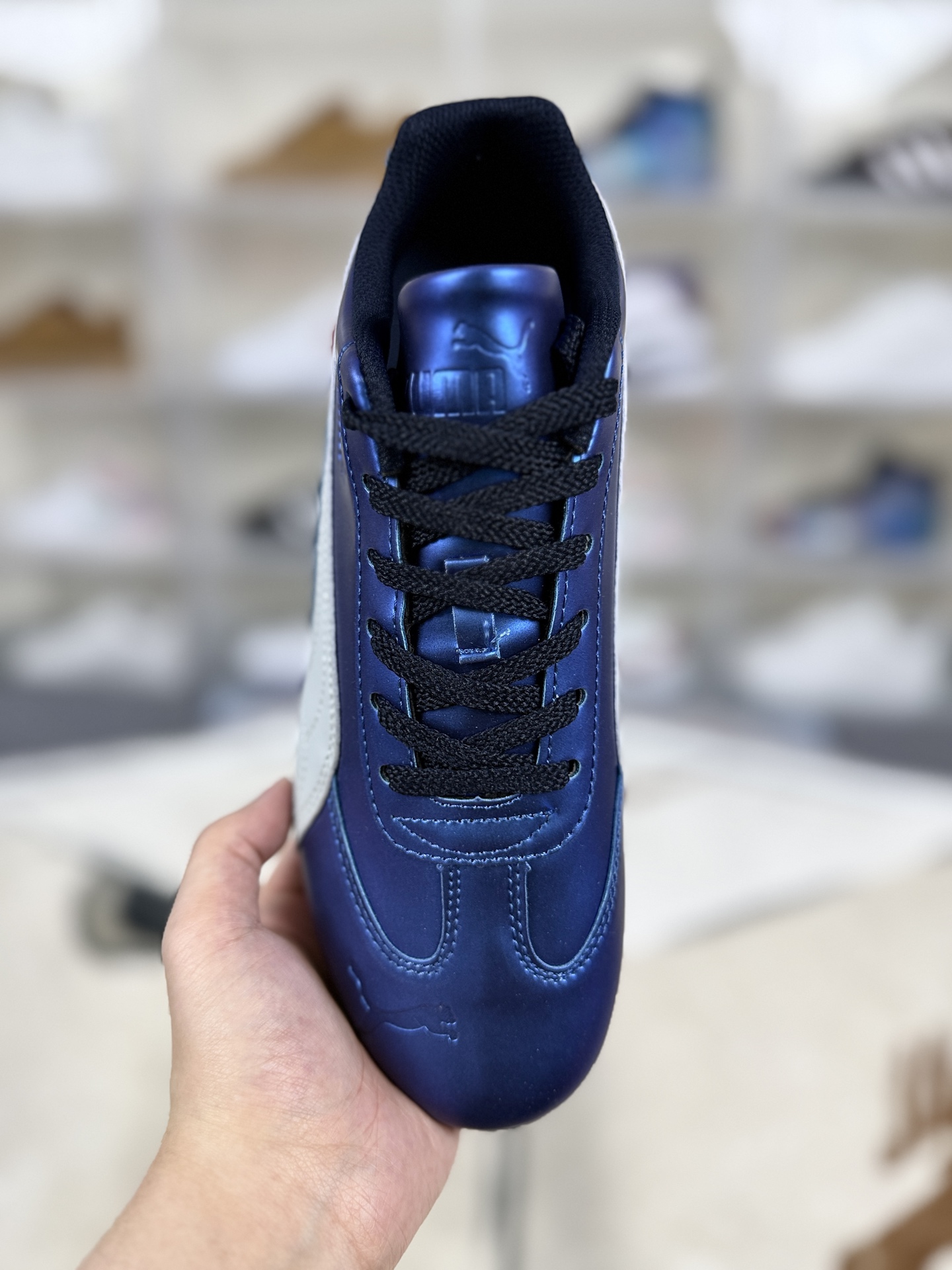 本地100 
▪️CH纯原
PUMA彪马 Speedcat 系列 橡胶 薄底德训赛车时尚舒适户外虹彩渐变Y2K镭射千禧风 包裹性平衡轻便保暖 生活休闲鞋 男女同款 蓝紫色
▪️尺码：35.5-45（35.5 36 36.5 37 37.5 38 38.5 39 40 40.5 41 42 42.5 43 44 44.5 45）
▪️货号：403685-01
▪️Speedcat OG的设计灵感来源于上世纪90年代的赛车鞋，尤其是F1赛车手的赛道战靴。其流线型的鞋身和充满张力的线条，仿佛一辆低趴极速跑车，让人一眼就能感受到速度与激情。鞋面采用类麂皮和磨砂皮拼接，手感柔软且富有质感。这种材质不仅耐磨、防刮，还具有一定的复古做旧风格，使鞋子更加独特和时尚。鞋头部位绣制了PUMA标志性的美洲狮图案，鞋舌与Formstrip上方则融入了金色Logo，彰显品牌身份。同时，鞋子还采用了立体刺绣和烫金工艺，提升了整体的精致感。Speedcat OG的内里包裹感特别贴合，不会磨脚也不会闷热。其采用了NITRO氮气科技中底，将氮气注入超临界发泡材料，柔软舒适且能量反馈好，走起来脚底有Q弹的反馈感。鞋底采用了橡胶材质，并设计了防滑纹路，大大提升了抓地力。无论是走在湿滑的地面上还是进行剧烈运动时，都能保持稳定性和安全性。Speedcat OG自推出以来就备受明星青睐，YG小公主ROSÉ、欧美时尚巨星Bella Hadid和Dua Lipa等人都曾穿着这款鞋子亮相。明星效应进一步提升了Speedcat OG的知名度和影响力。