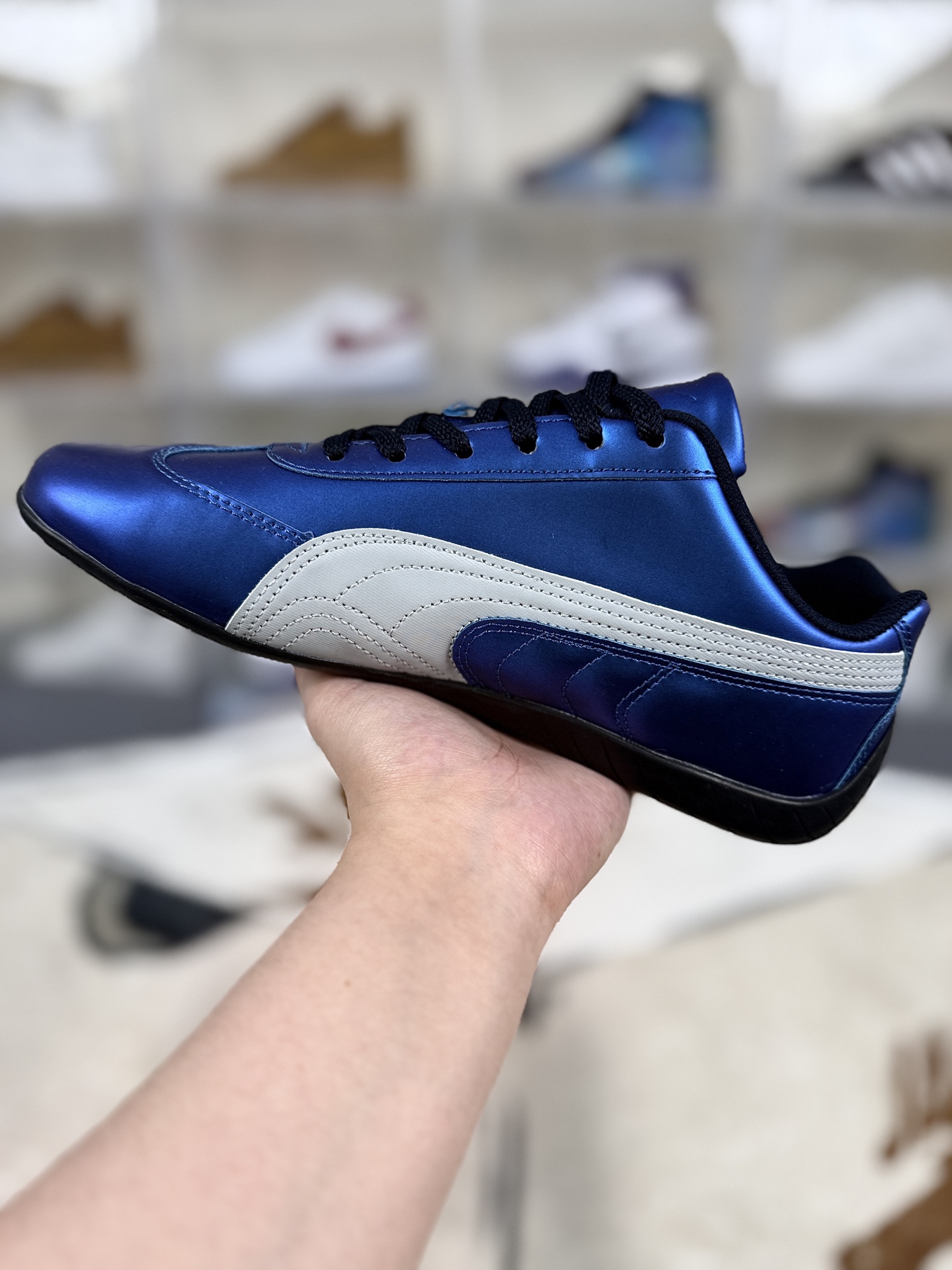 本地100 
▪️CH纯原
PUMA彪马 Speedcat 系列 橡胶 薄底德训赛车时尚舒适户外虹彩渐变Y2K镭射千禧风 包裹性平衡轻便保暖 生活休闲鞋 男女同款 蓝紫色
▪️尺码：35.5-45（35.5 36 36.5 37 37.5 38 38.5 39 40 40.5 41 42 42.5 43 44 44.5 45）
▪️货号：403685-01
▪️Speedcat OG的设计灵感来源于上世纪90年代的赛车鞋，尤其是F1赛车手的赛道战靴。其流线型的鞋身和充满张力的线条，仿佛一辆低趴极速跑车，让人一眼就能感受到速度与激情。鞋面采用类麂皮和磨砂皮拼接，手感柔软且富有质感。这种材质不仅耐磨、防刮，还具有一定的复古做旧风格，使鞋子更加独特和时尚。鞋头部位绣制了PUMA标志性的美洲狮图案，鞋舌与Formstrip上方则融入了金色Logo，彰显品牌身份。同时，鞋子还采用了立体刺绣和烫金工艺，提升了整体的精致感。Speedcat OG的内里包裹感特别贴合，不会磨脚也不会闷热。其采用了NITRO氮气科技中底，将氮气注入超临界发泡材料，柔软舒适且能量反馈好，走起来脚底有Q弹的反馈感。鞋底采用了橡胶材质，并设计了防滑纹路，大大提升了抓地力。无论是走在湿滑的地面上还是进行剧烈运动时，都能保持稳定性和安全性。Speedcat OG自推出以来就备受明星青睐，YG小公主ROSÉ、欧美时尚巨星Bella Hadid和Dua Lipa等人都曾穿着这款鞋子亮相。明星效应进一步提升了Speedcat OG的知名度和影响力。