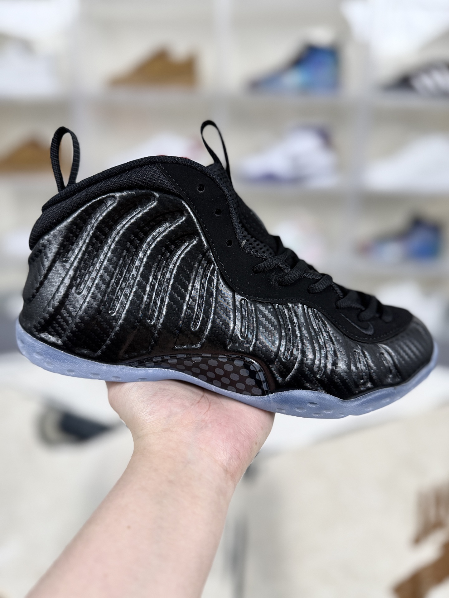 ▪️S版外贸 Nike Foamposite One 碳纤维喷 百搭 高帮 复古篮球鞋 男女款 黑色 喷泡 ▪️ (40 40.5 41 42 42.5 43 44 44.5 45 46 47) ▪️货号:HF2902-002 ▪️1997年是NIKE发展转型的时期,随着飞人乔丹年龄的增长,球风日益稳健,刺激眼球的镜头越来越少,NIKE便选择了球风劲爆、有乔丹接班人之称的—“便士”哈达威成为当家代言人,Nike Air Foamposite One随之上市,国内的球迷也亲切的称其为“喷”.Eric Avar运用了当时世界上鞋类产品最高端的科技——改良后的双层Zoom Air气垫和大面积碳板,因此拥有澎湃脚感,鞋面则采用了Foamposite一体成型鞋面技术,不但具备靓丽的外观和金属的质感,更为鞋子提供了良好的包裹性和支撑性,从而提高了鞋身整体的稳定性.Foamposite One堪称Nike史上最漂亮的鞋款之一,被誉为“来自外太空之作”和“超越时代的篮球鞋”,不但在球鞋设计、球鞋科技领域独树一帜,甚至改变了人们对于球鞋的审美,可以说,它将篮球运动的魅力和耐克的球鞋设计理念提升到了全新的高度.